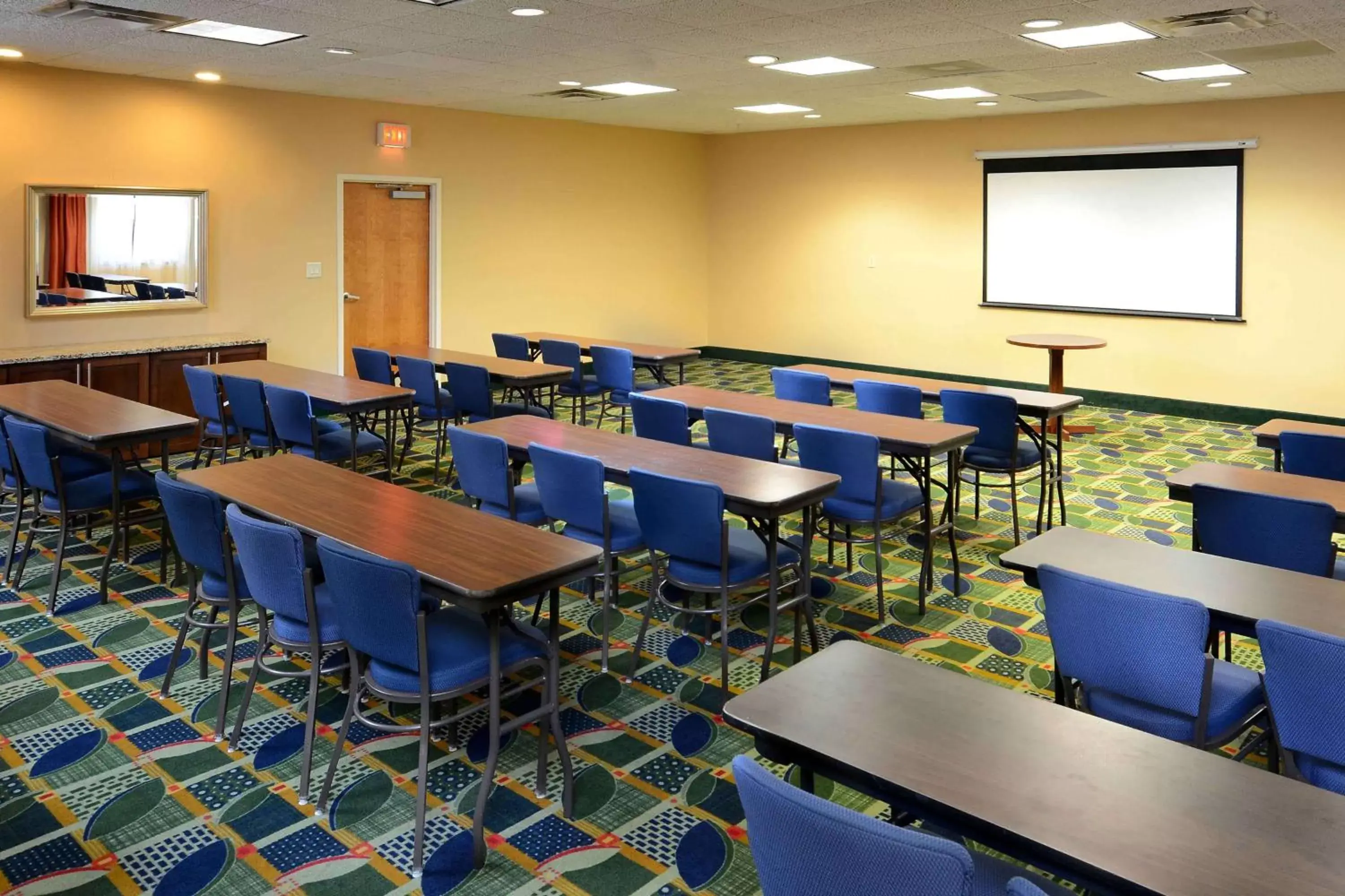 Meeting/conference room in Hampton Inn Fayetteville Fort Bragg