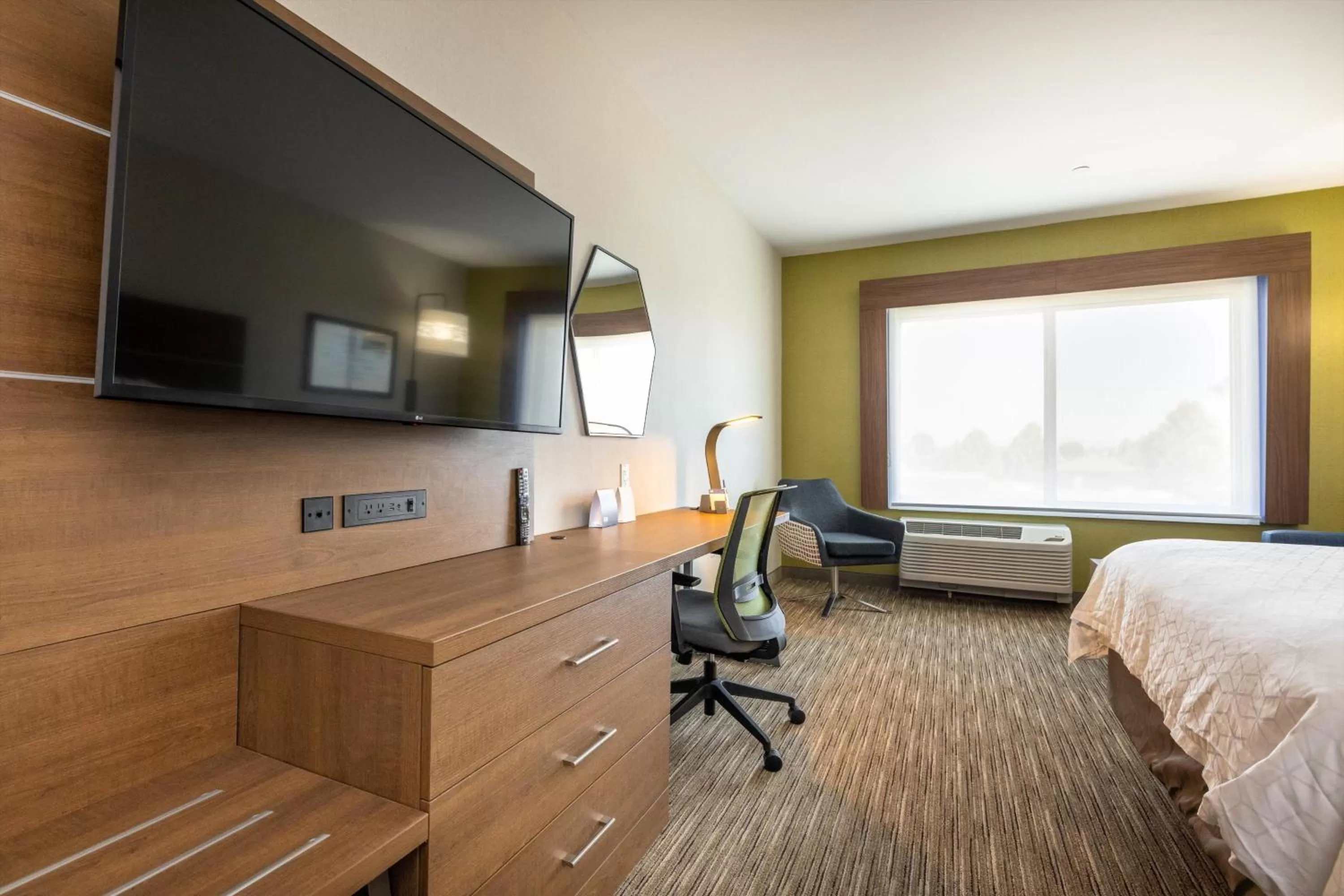 Photo of the whole room, Bed in Holiday Inn Express & Suites - San Jose Silicon Valley by IHG