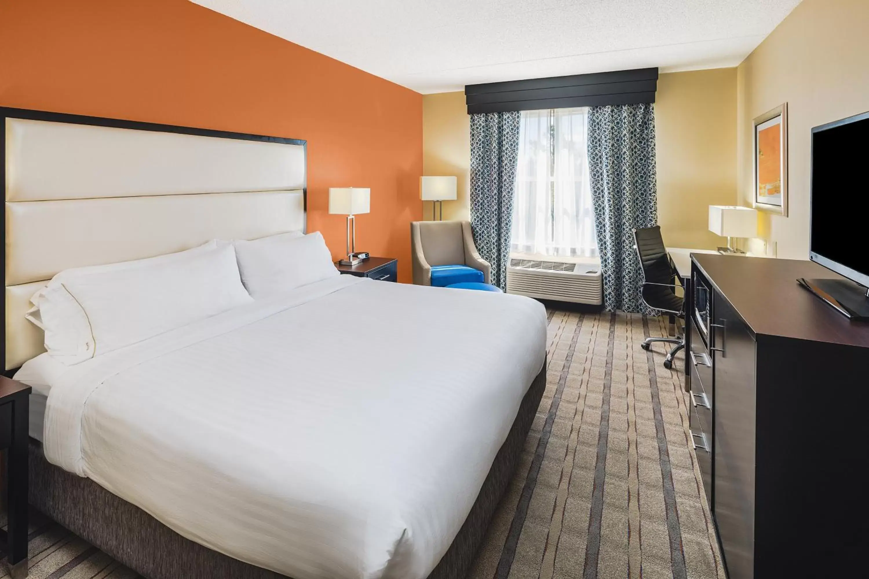 Photo of the whole room, Bed in Holiday Inn Express & Suites Atlanta NE- Duluth, an IHG Hotel