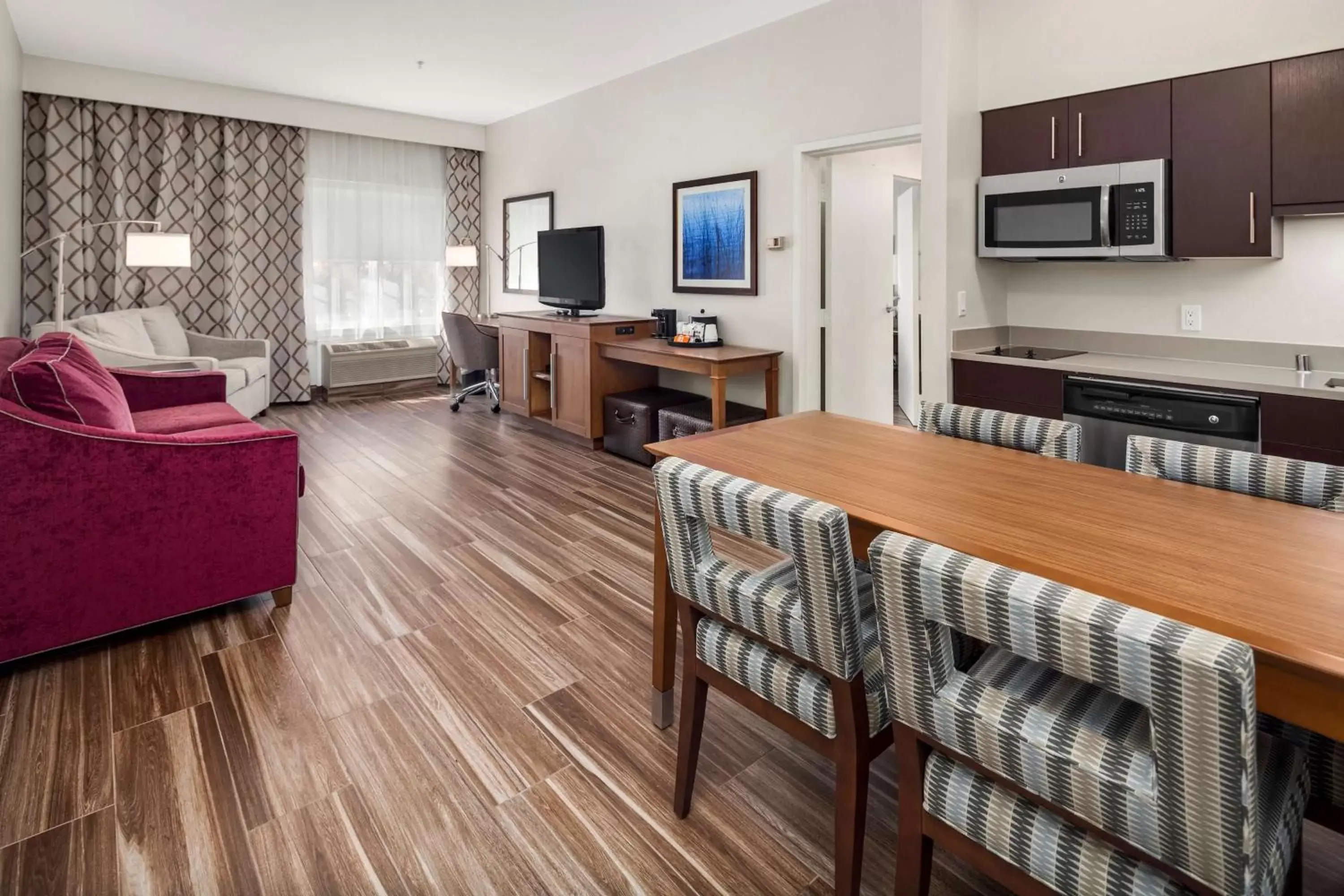 Bed, TV/Entertainment Center in Hampton Inn & Suites Seattle North/Lynnwood