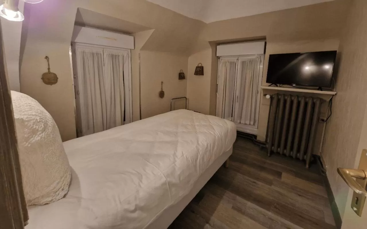 Bed in Logis Central Hôtel - Restaurant & Spa