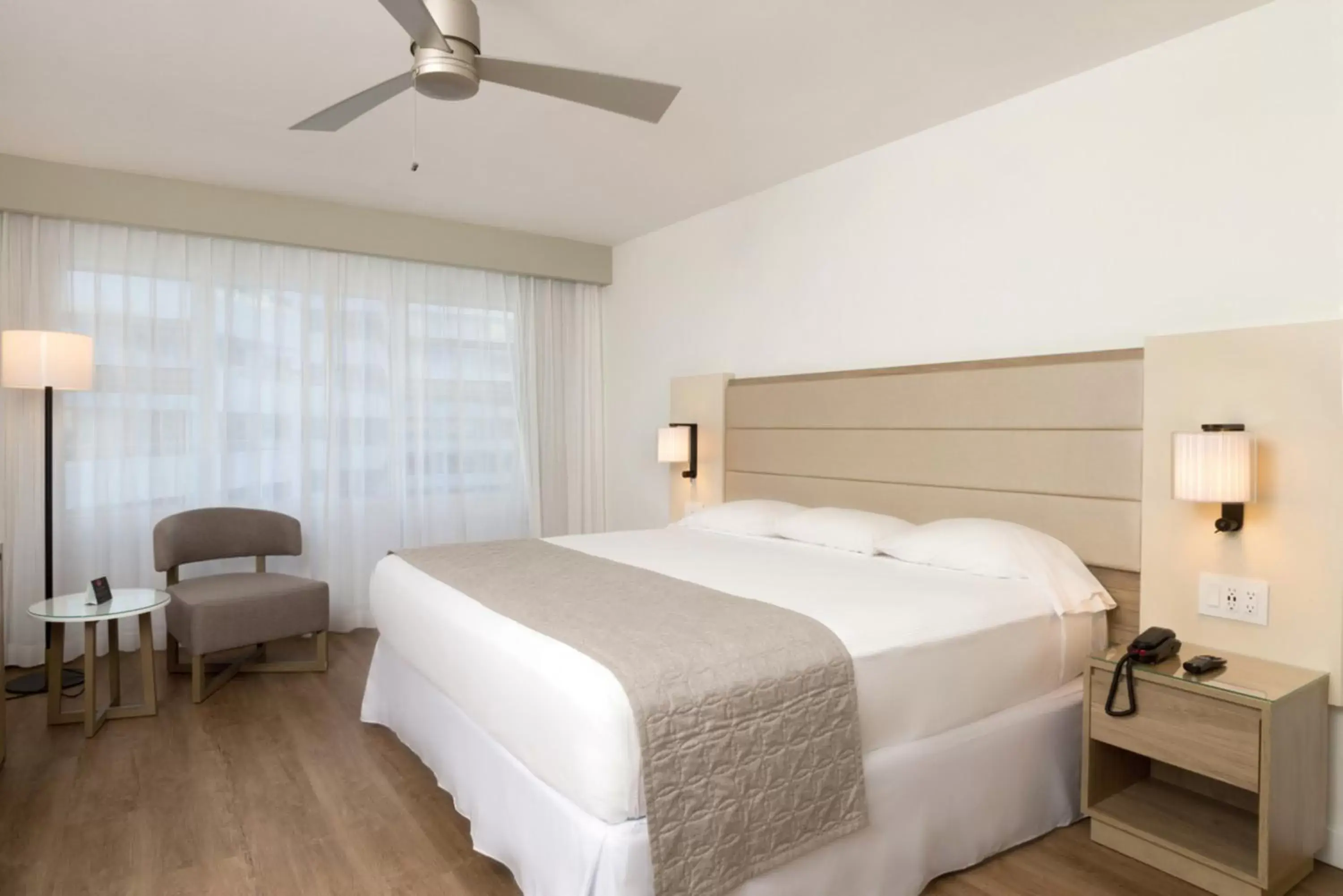 Photo of the whole room, Bed in Riu Plaza Miami Beach