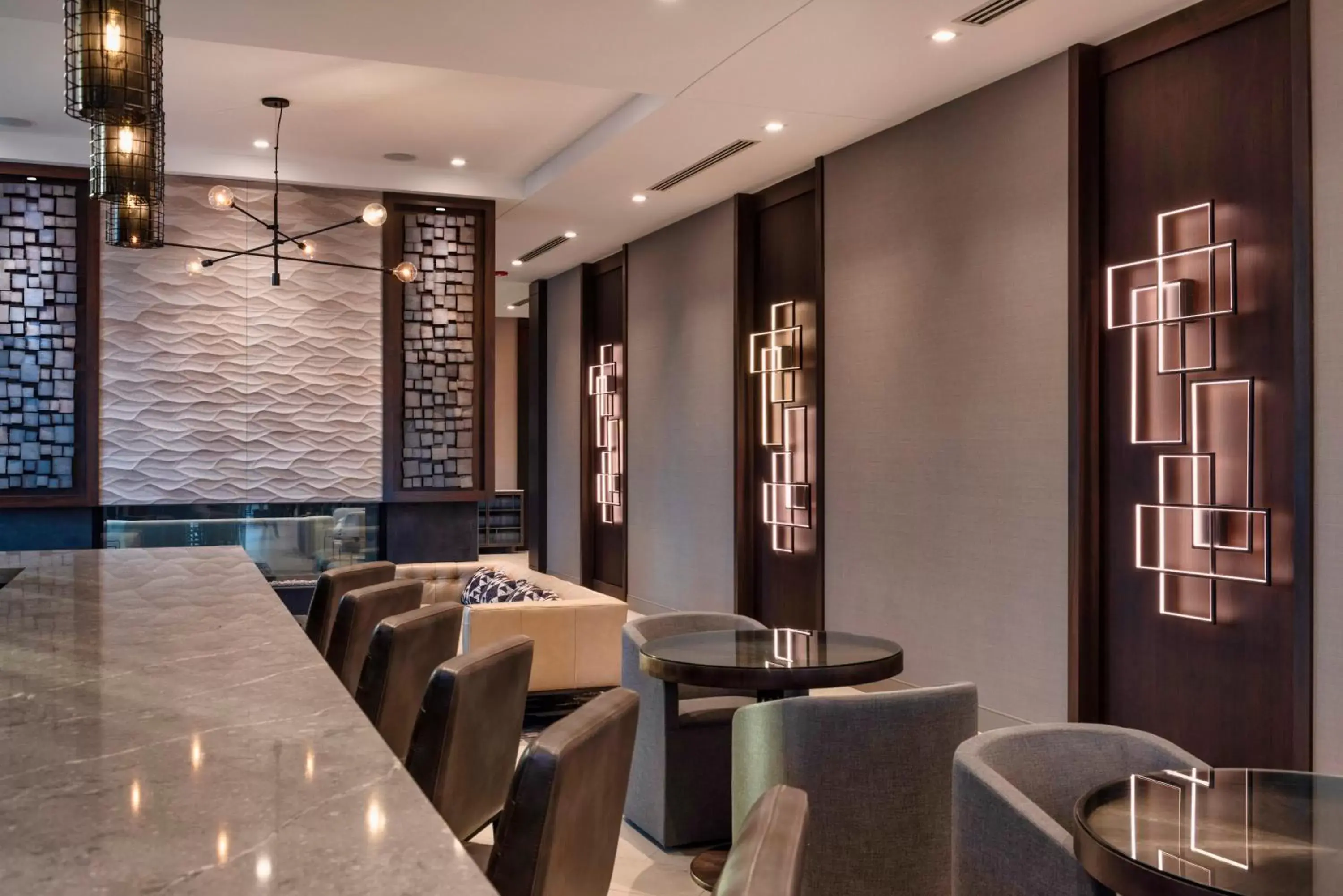 Lounge or bar, Restaurant/Places to Eat in Staybridge Suites - Boston Logan Airport - Revere, an IHG Hotel