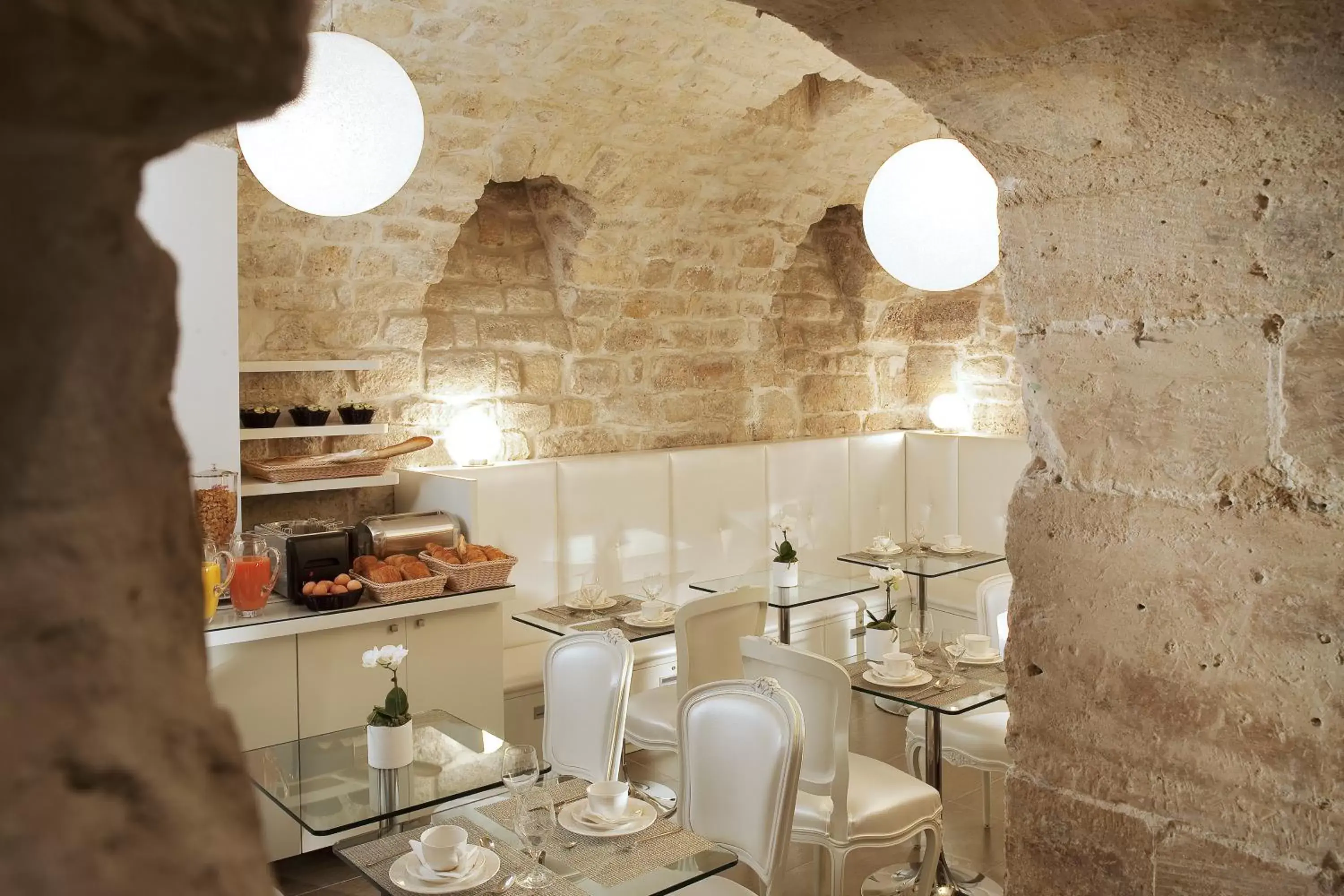 Restaurant/places to eat, Bathroom in Hôtel Caron