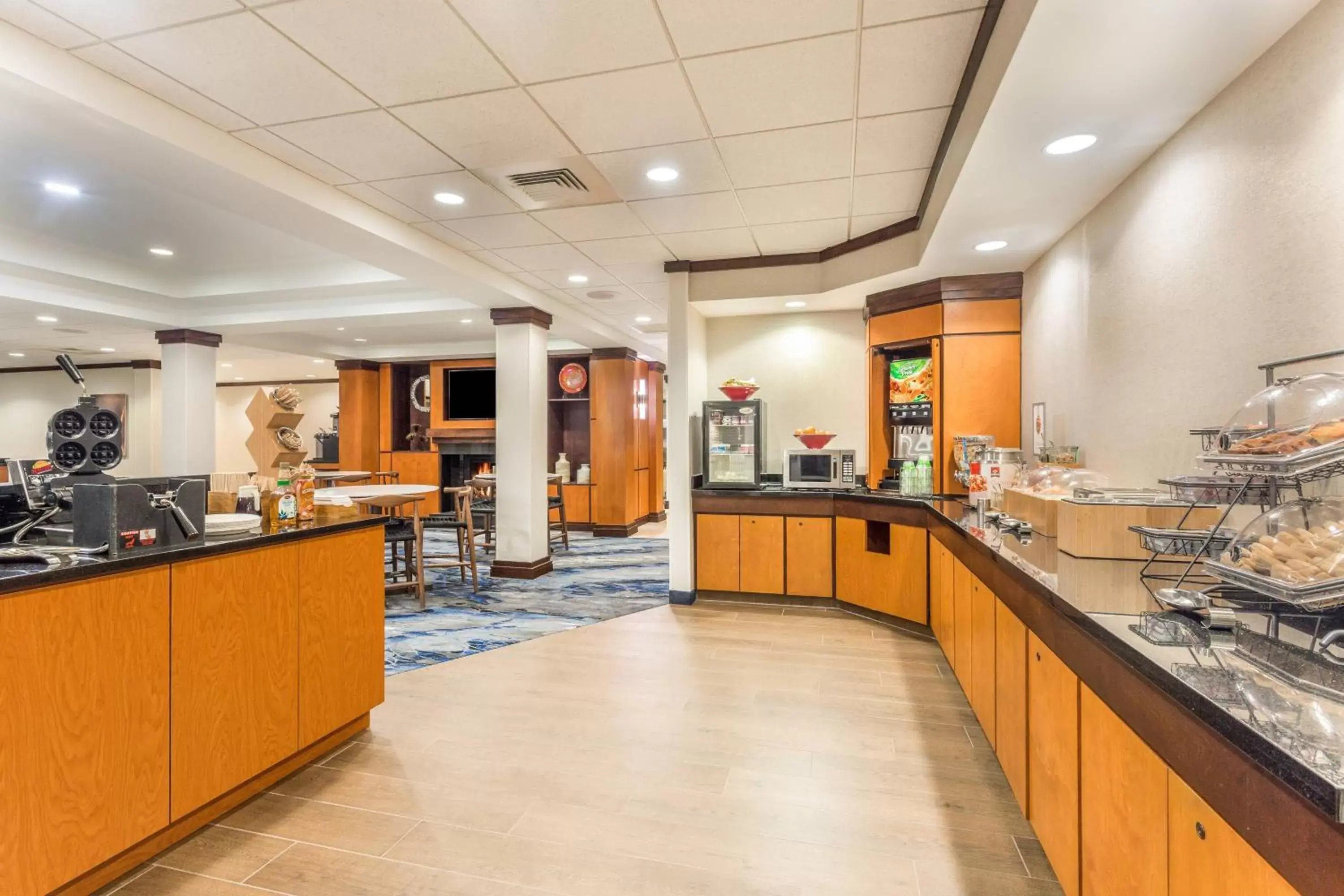 Breakfast, Restaurant/Places to Eat in Fairfield Inn and Suites by Marriott Madison East