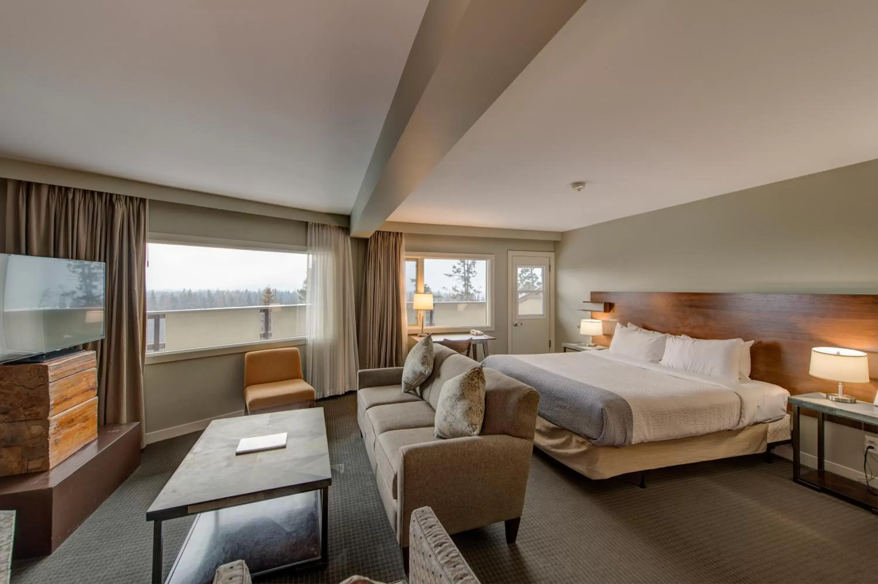 TV and multimedia, Bed in The Juniper Hotel & Bistro TV and multimedia, Bed in The Juniper Hotel & Bistro