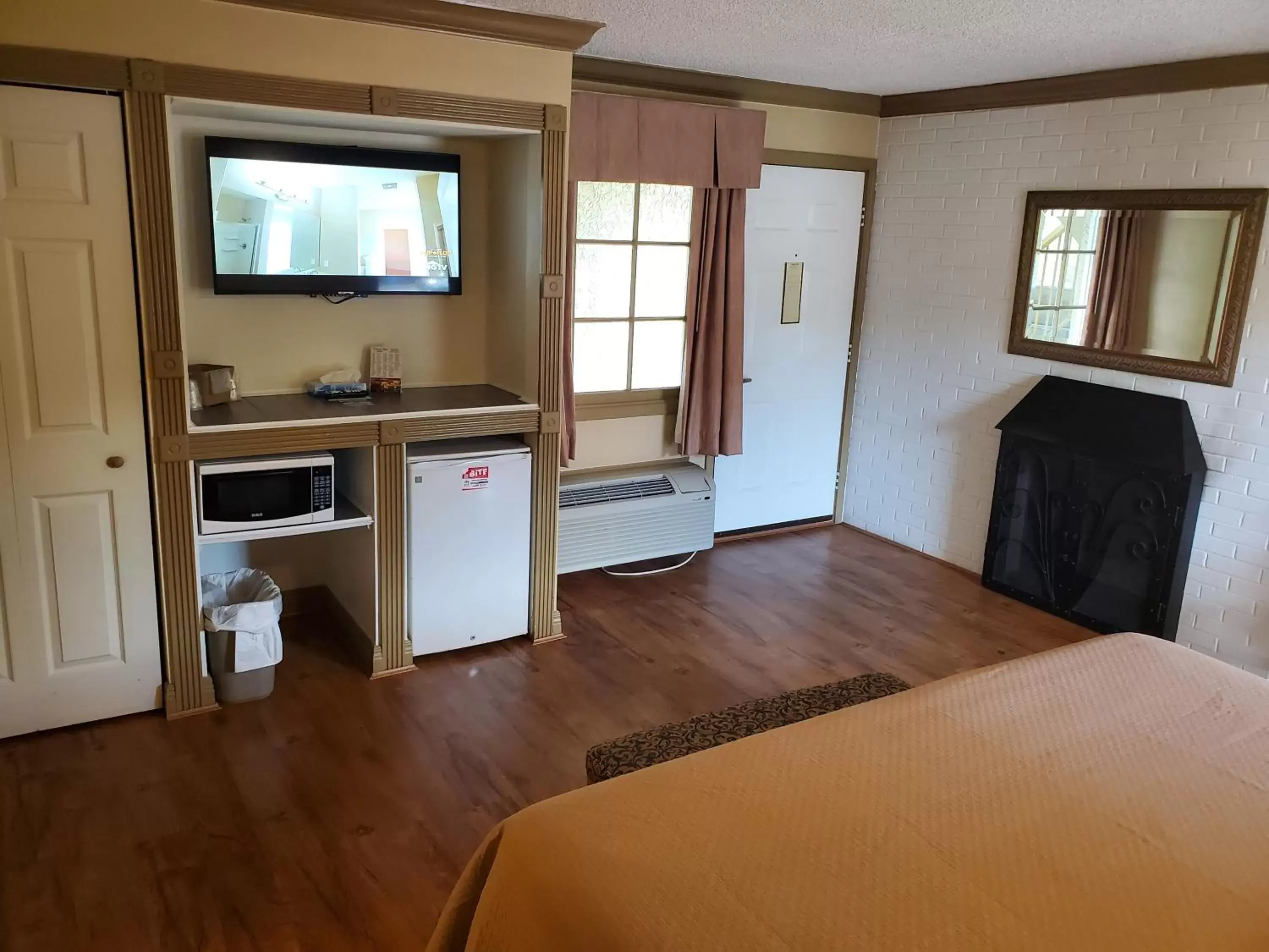Photo of the whole room, Kitchen/Kitchenette in Colonial House Motel
