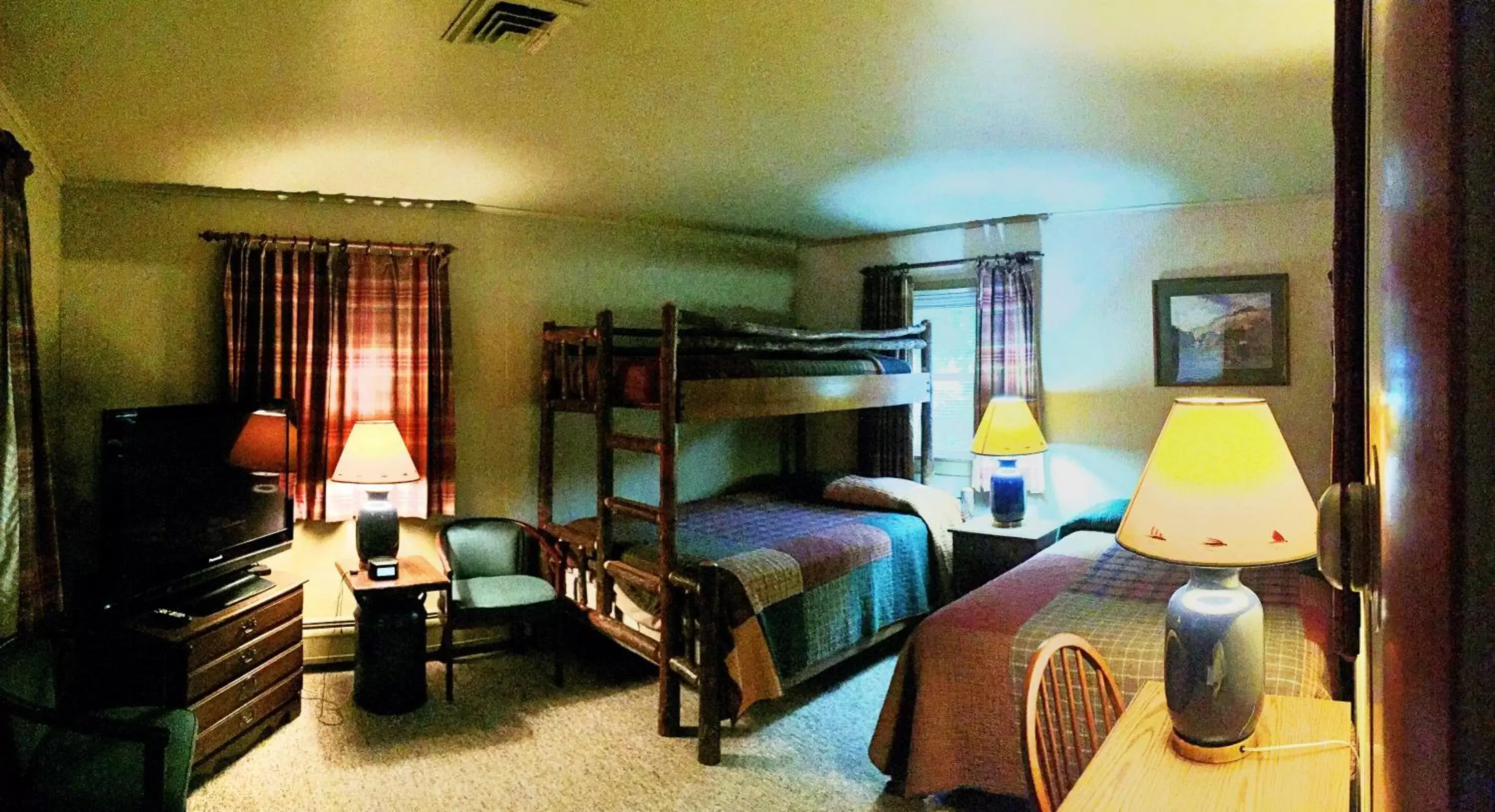 Photo of the whole room, Bunk Bed in Hungry Trout Resort