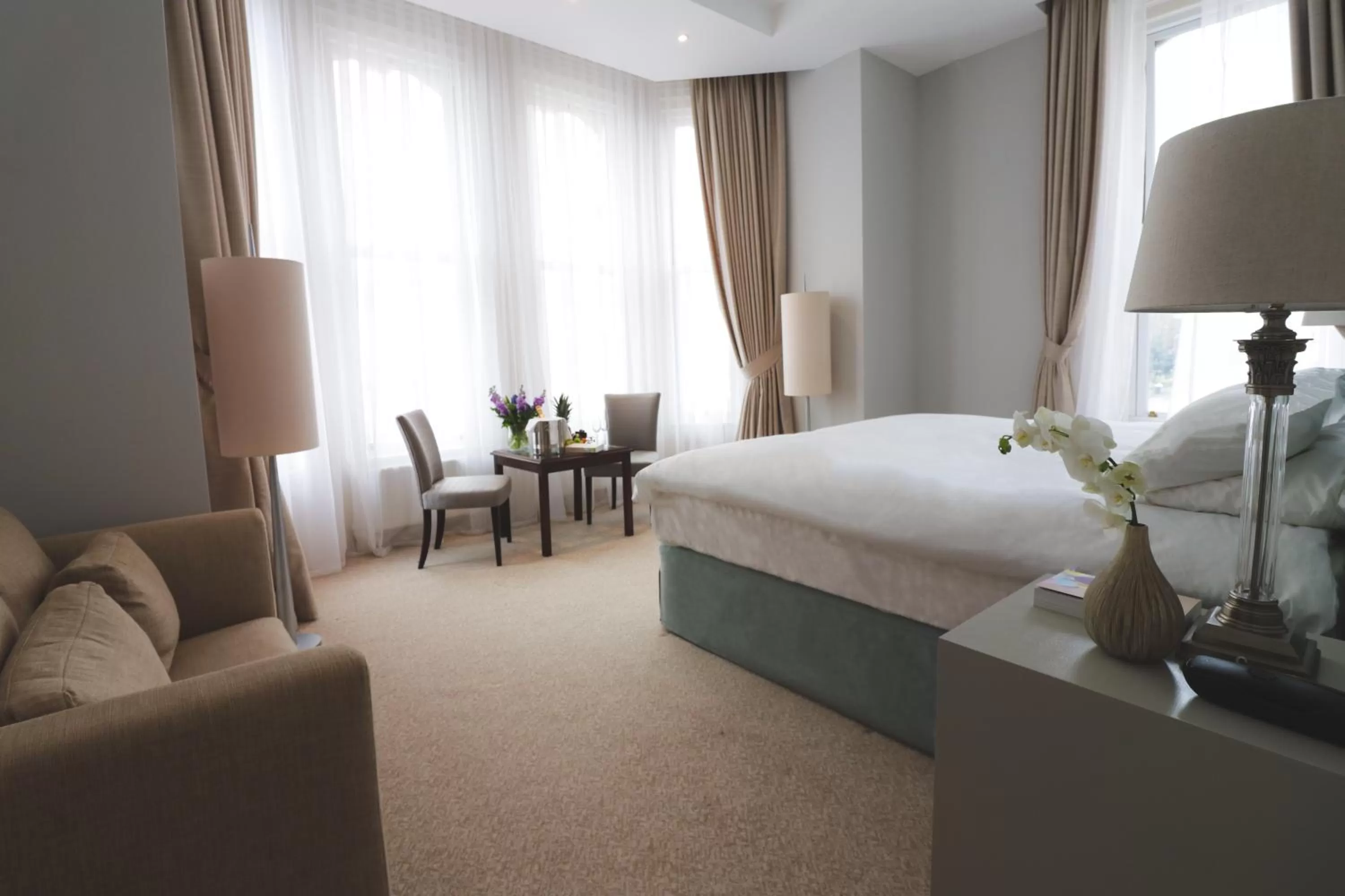 Photo of the whole room, Bed in The Chatsworth Hotel