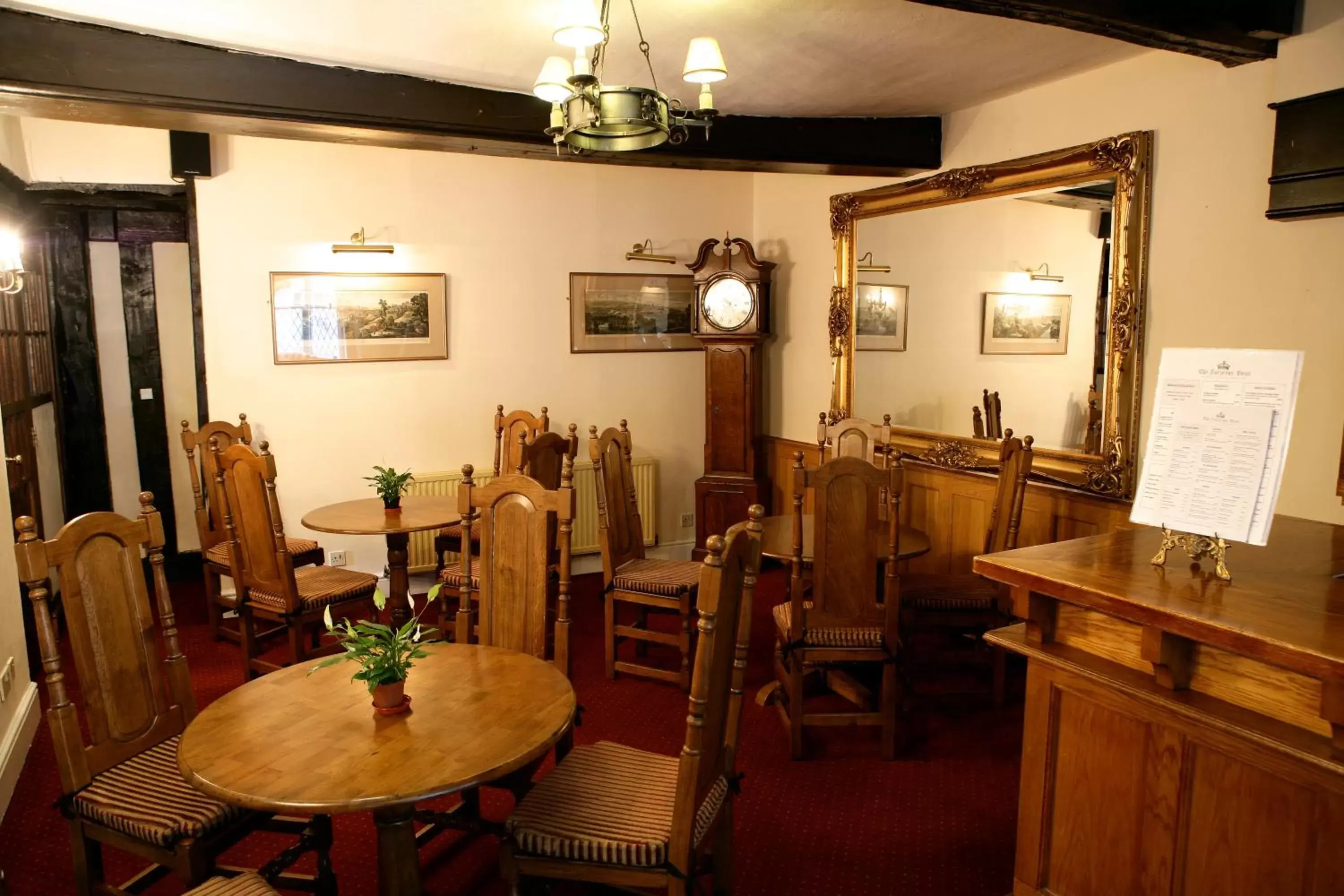 Lounge or bar, Restaurant/Places to Eat in The Saracens Head Hotel