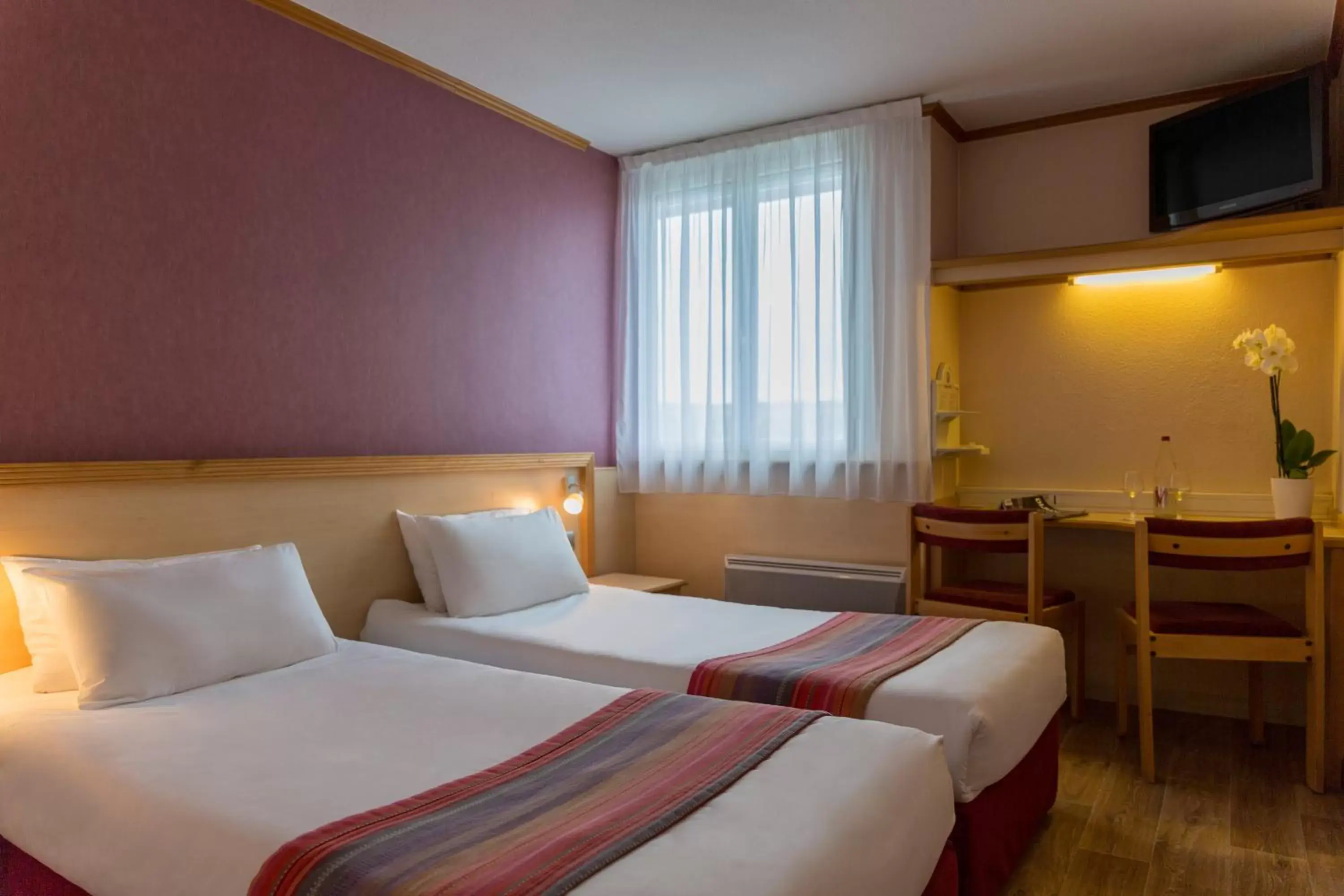 Bed in The Originals City, Hôtel Armony, Dijon Sud (Inter-Hotel)