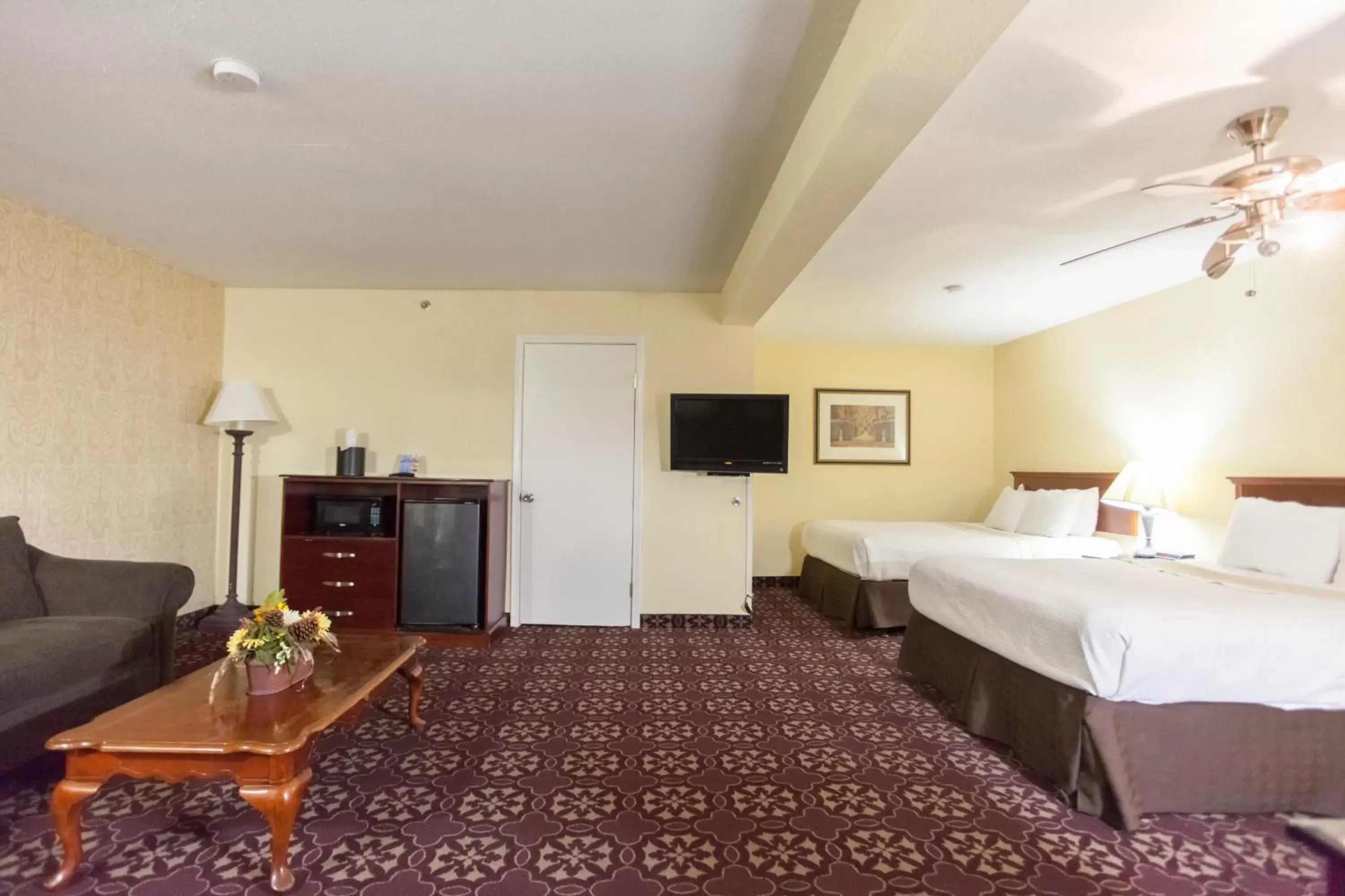 Photo of the whole room, Bed in Days Inn by Wyndham Shenandoah