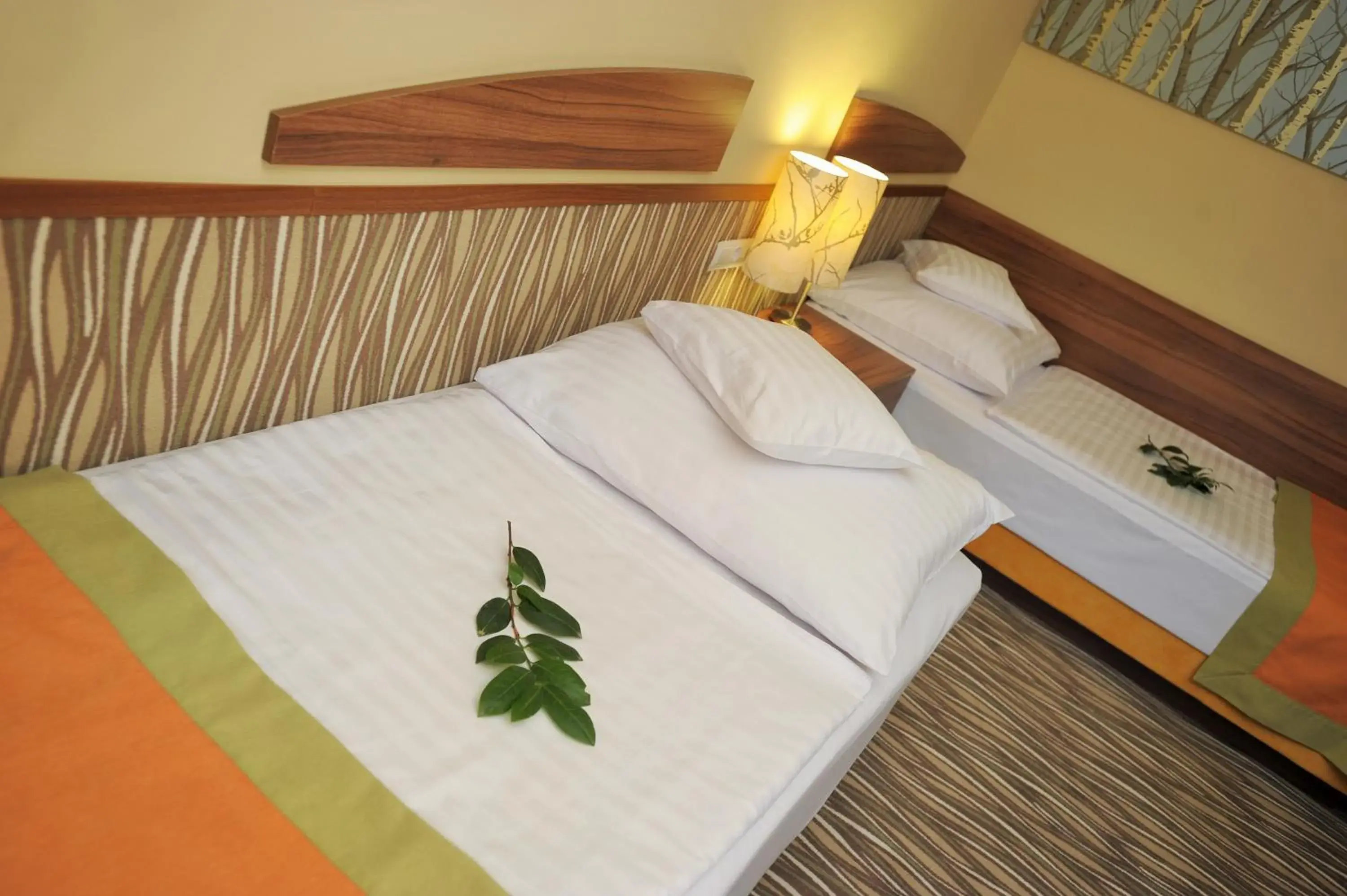 Shower, Bed in Park Hotel Gyula