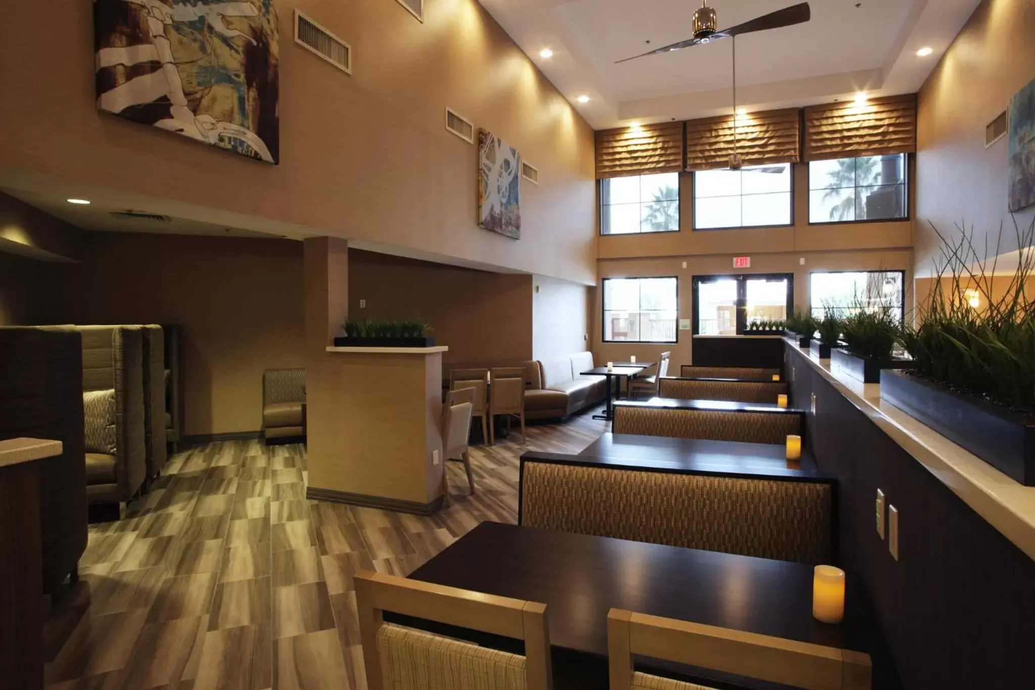 Restaurant/places to eat, Lounge/Bar in Holiday Inn Phoenix/Chandler, an IHG Hotel