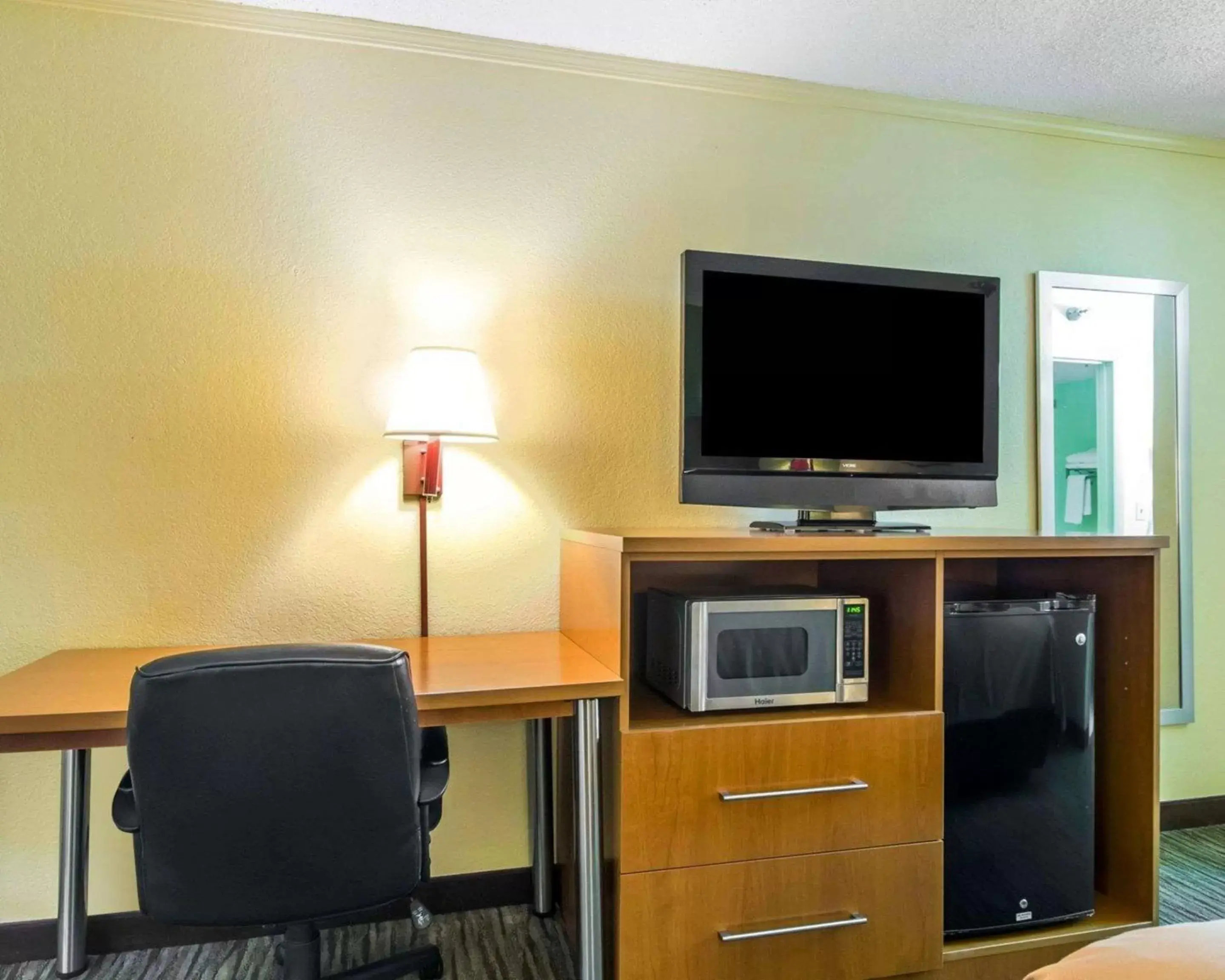 Photo of the whole room, TV/Entertainment Center in Econo Lodge Franklin