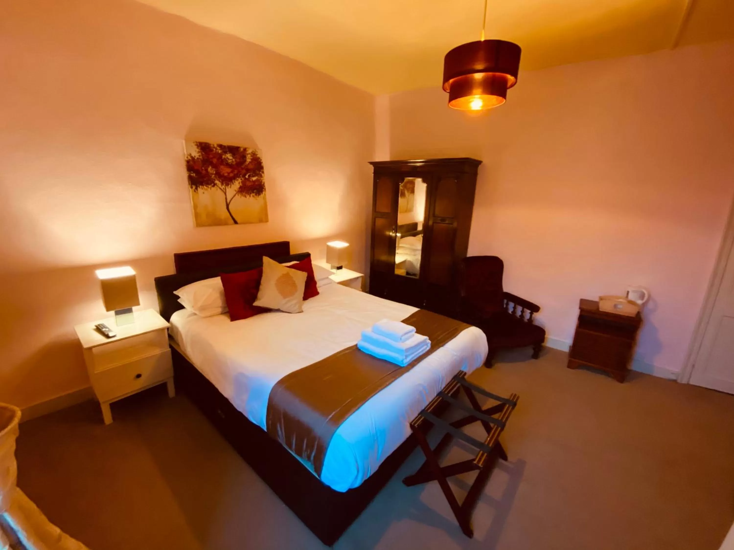 Bedroom in Kings Head Hotel