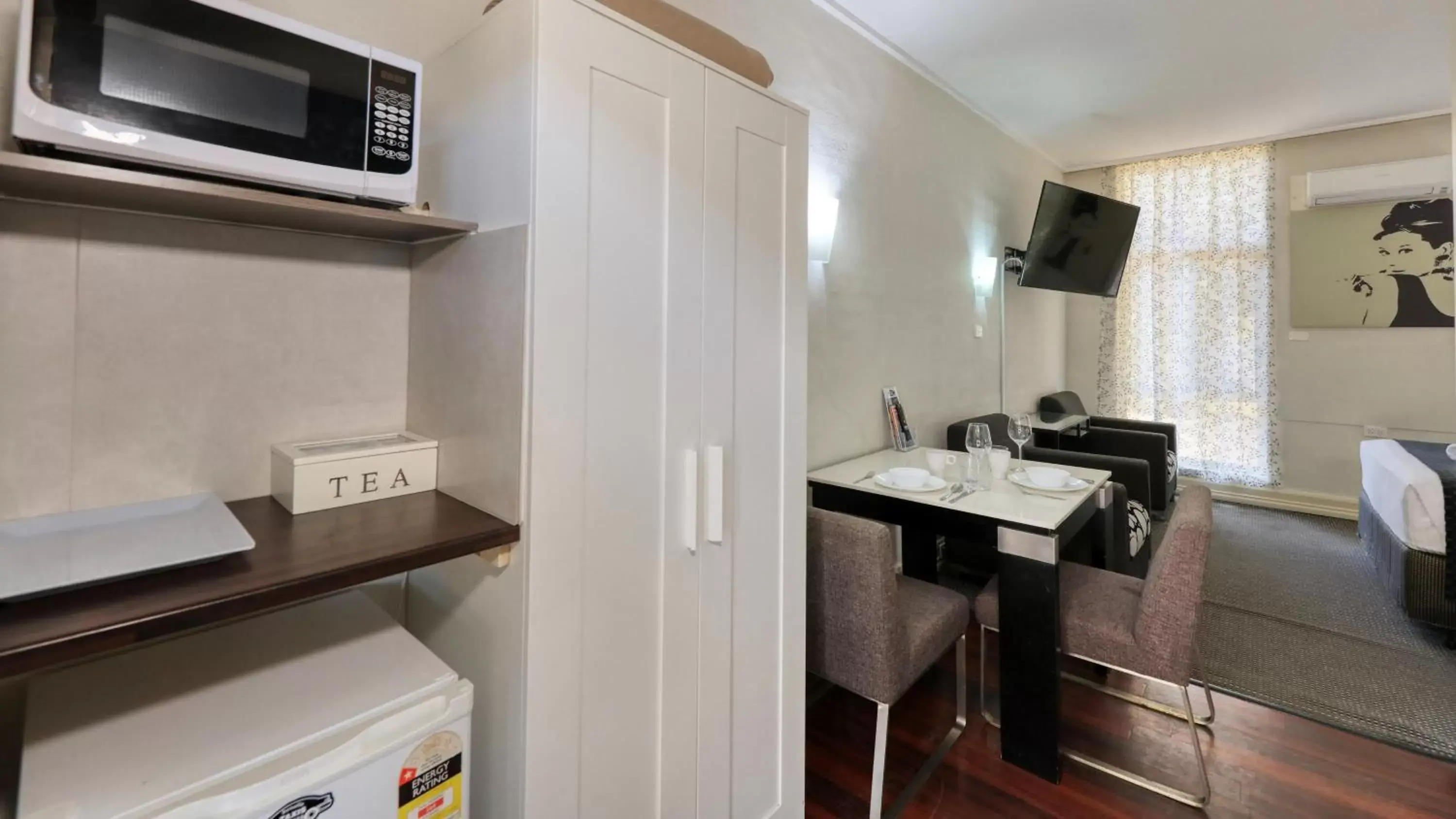 minibar, Bathroom in Rose City Motor Inn