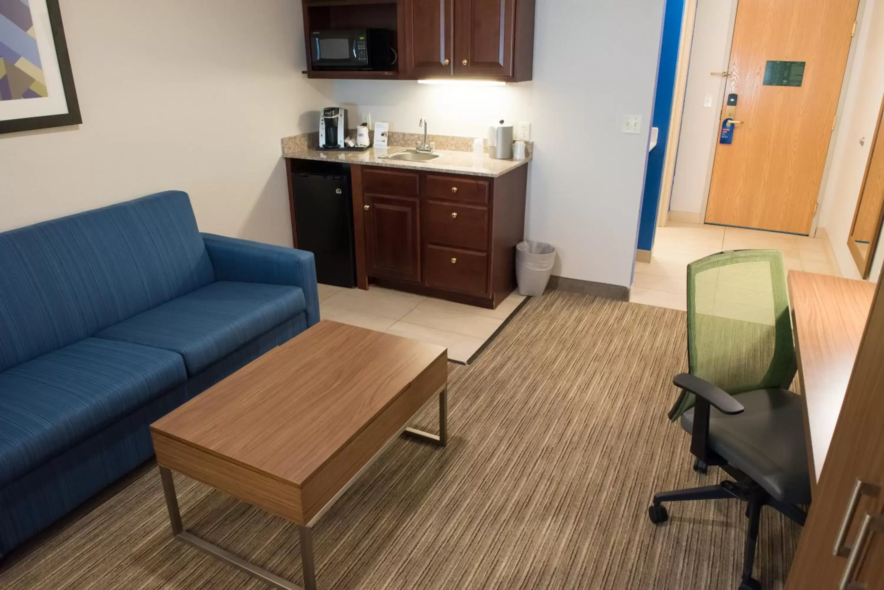 Kitchen or kitchenette, Seating Area in Holiday Inn Express Hotel & Suites Elkhart-South, an IHG Hotel