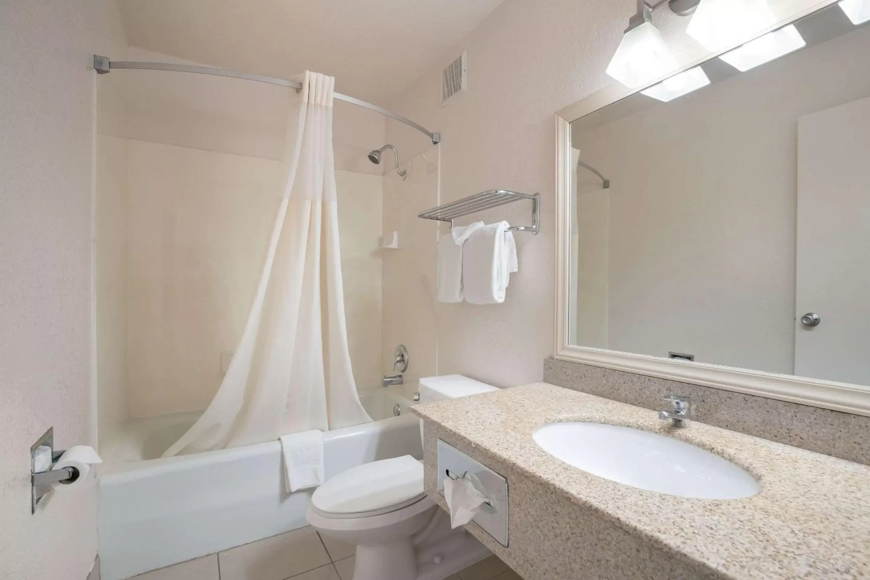 Bathroom in Quality Inn & Suites Lake Havasu City