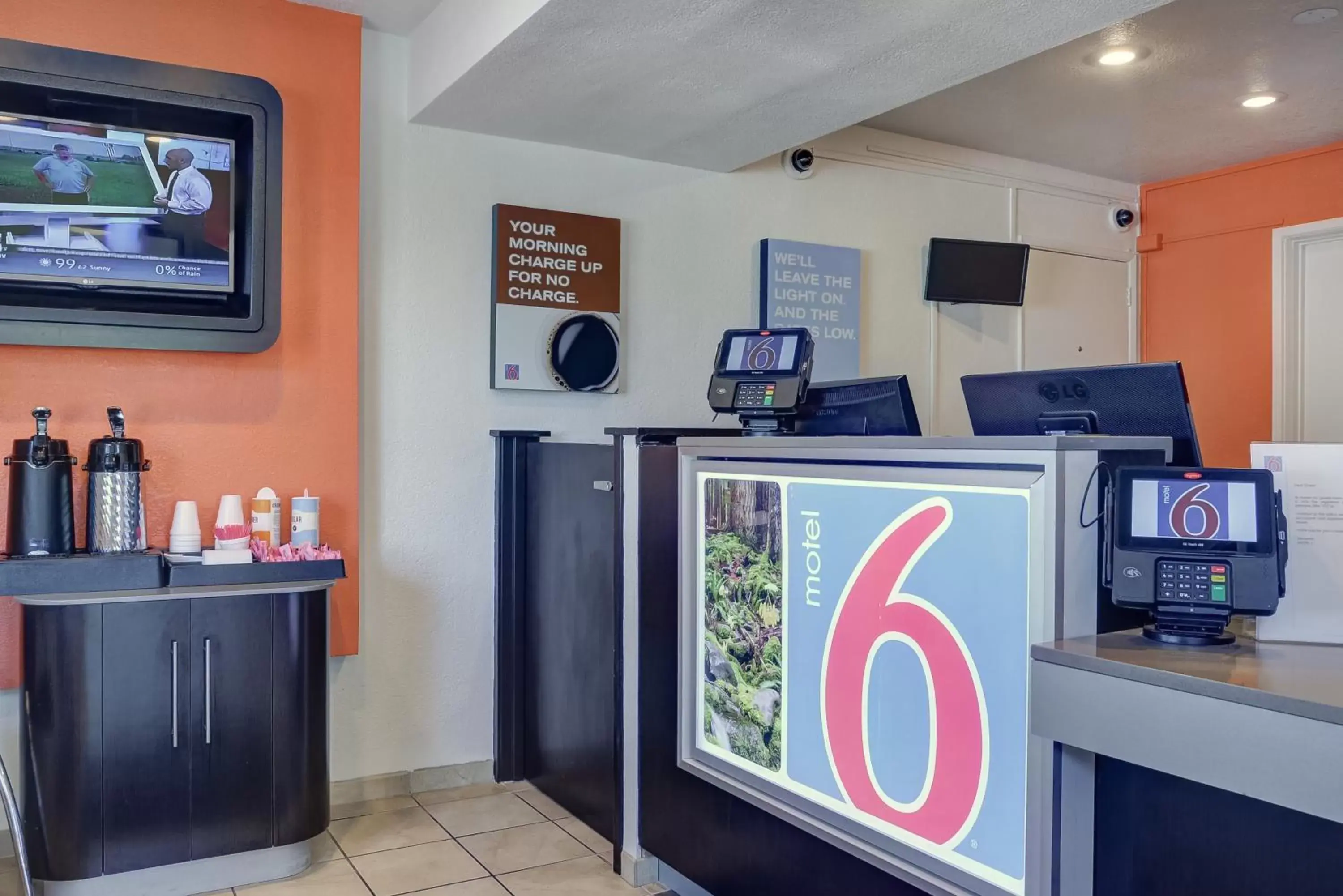 Lobby or reception in Motel 6-Eugene, OR - South Springfield Lobby or reception in Motel 6-Eugene, OR - South Springfield