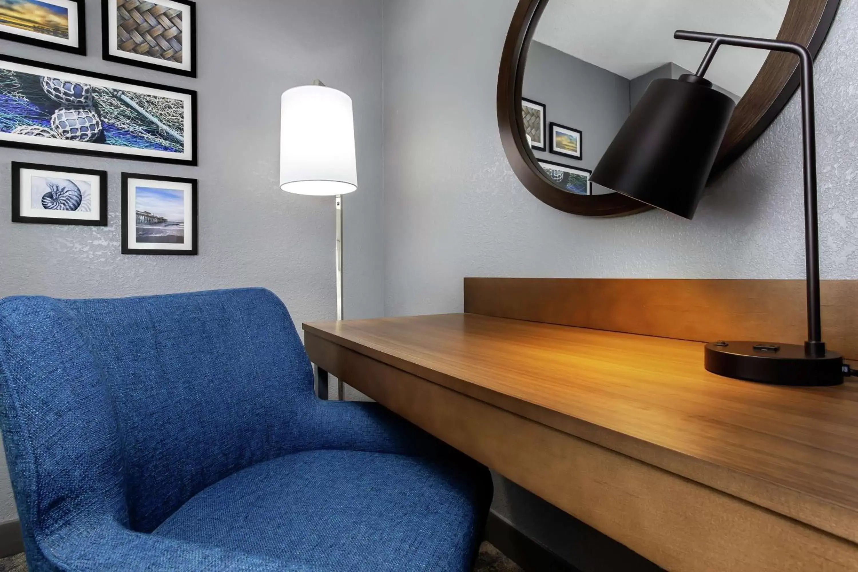 Bedroom, TV/Entertainment Center in Hampton Inn Amelia Island