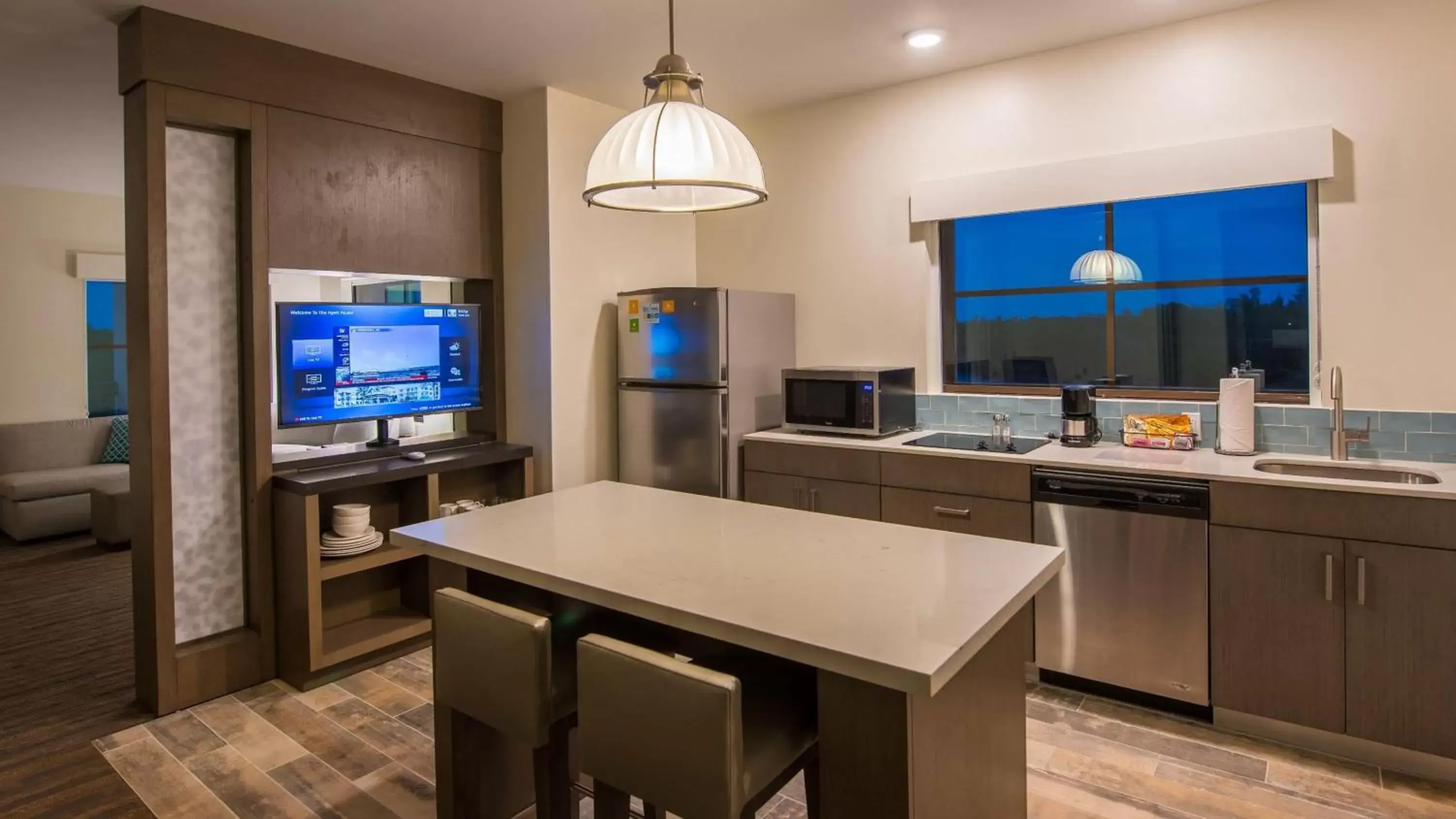 kitchen, TV/Entertainment Center in Hyatt House Naples 5th Avenue