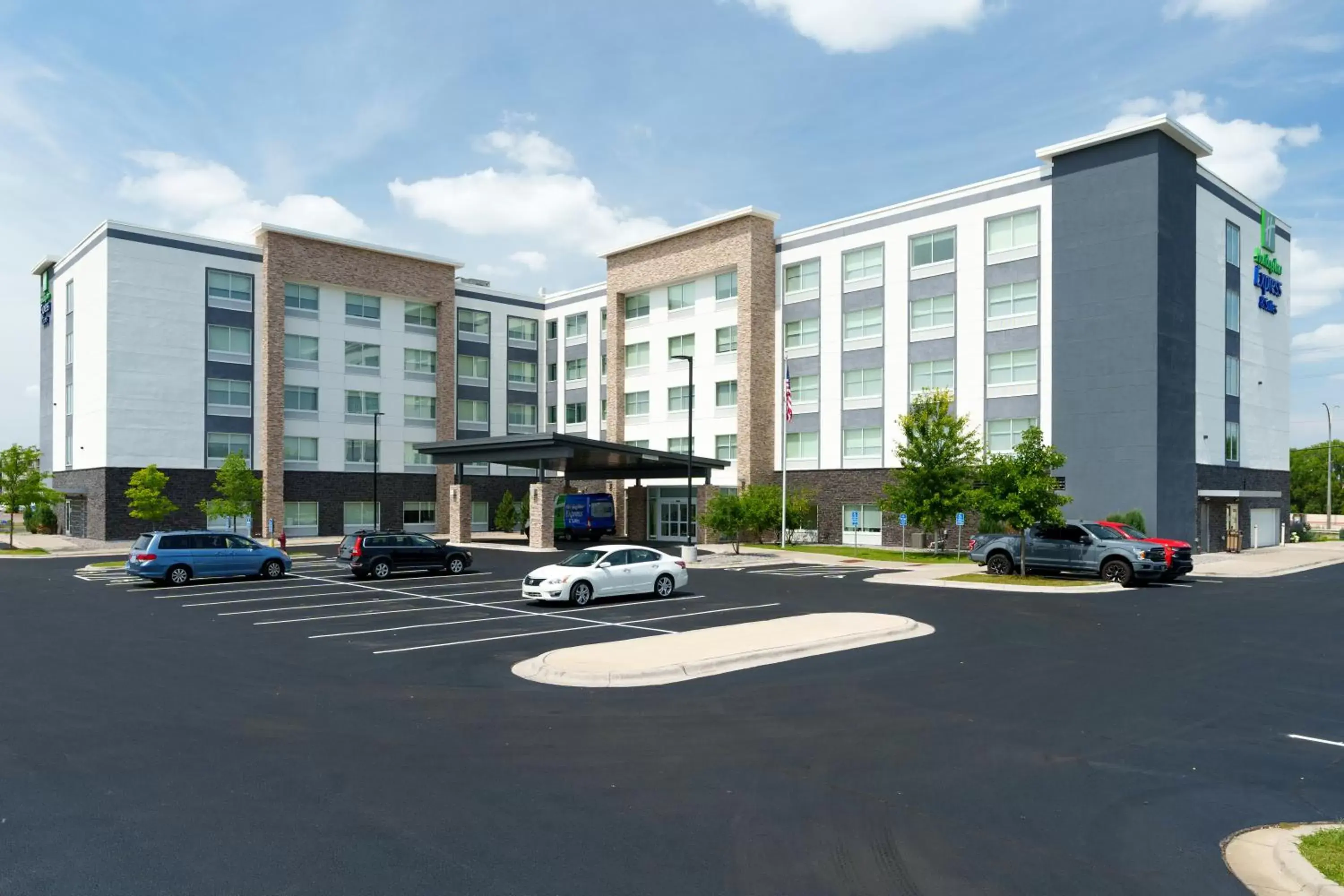 Property Building in Holiday Inn Express & Suites - Mall of America - MSP Airport, an IHG Hotel