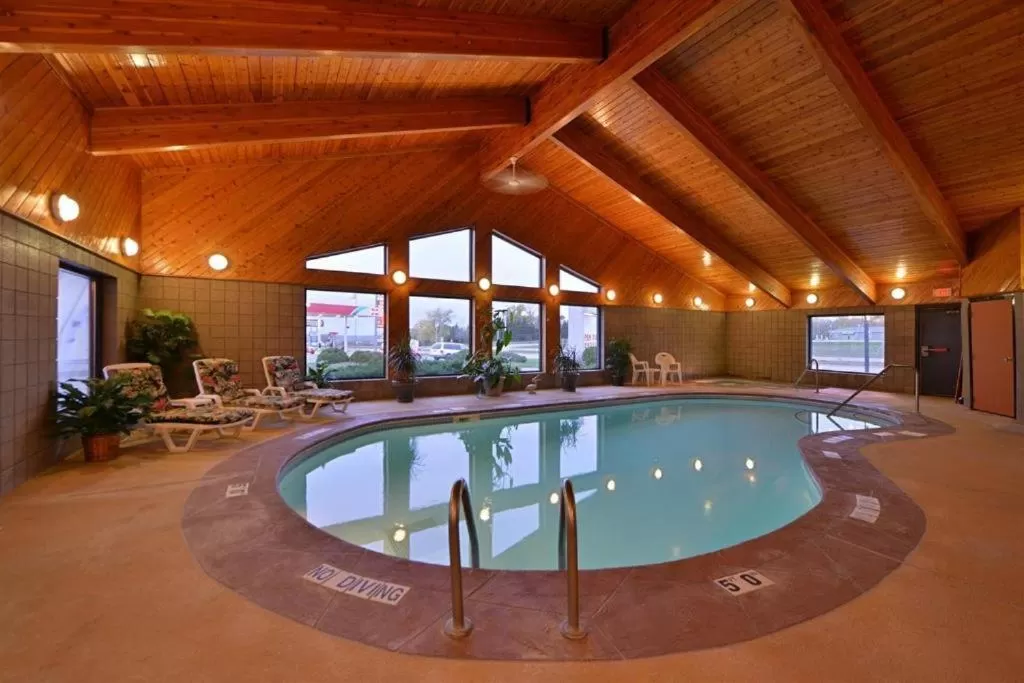 Swimming pool in Super 8 by Wyndham Glenwood
