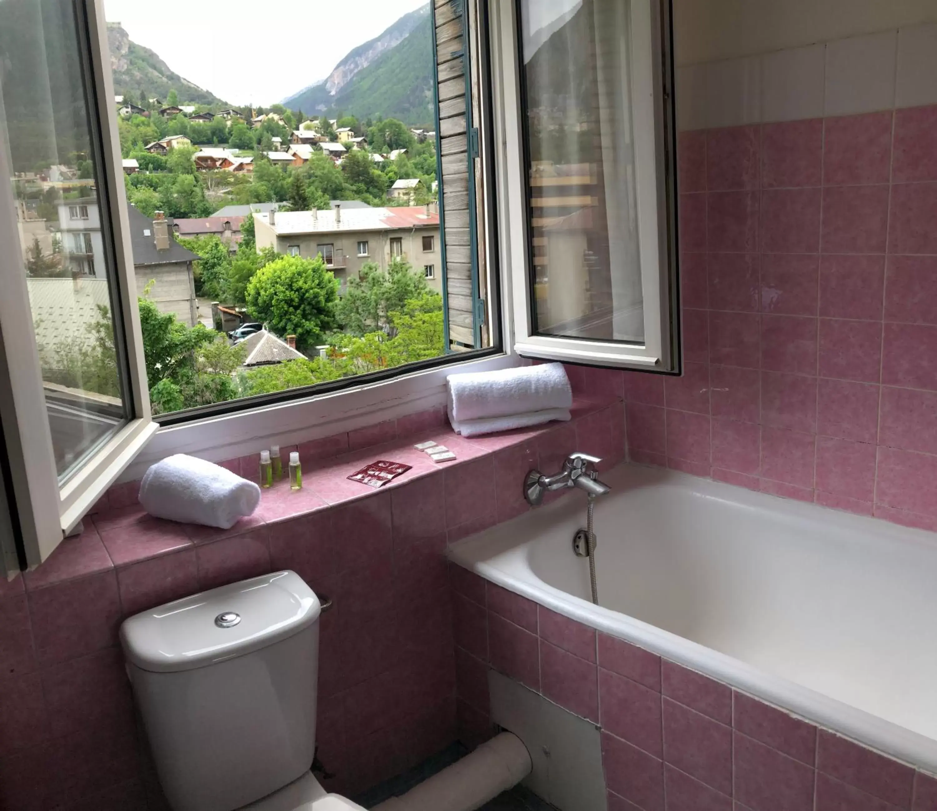 Mountain view, Bathroom in Hôtel De Paris