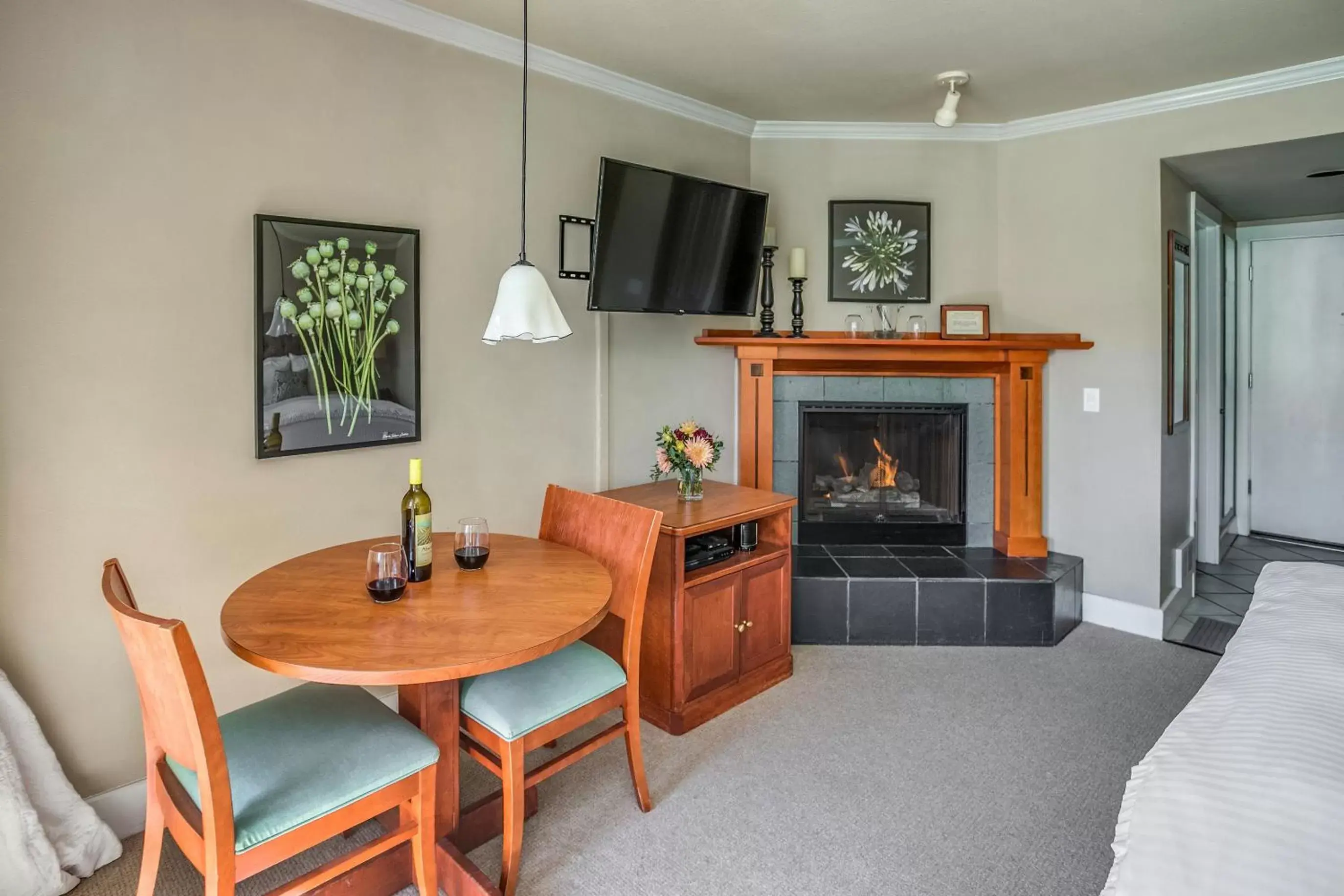 TV and multimedia, TV/Entertainment Center in Cannon Beach Hotel Collection