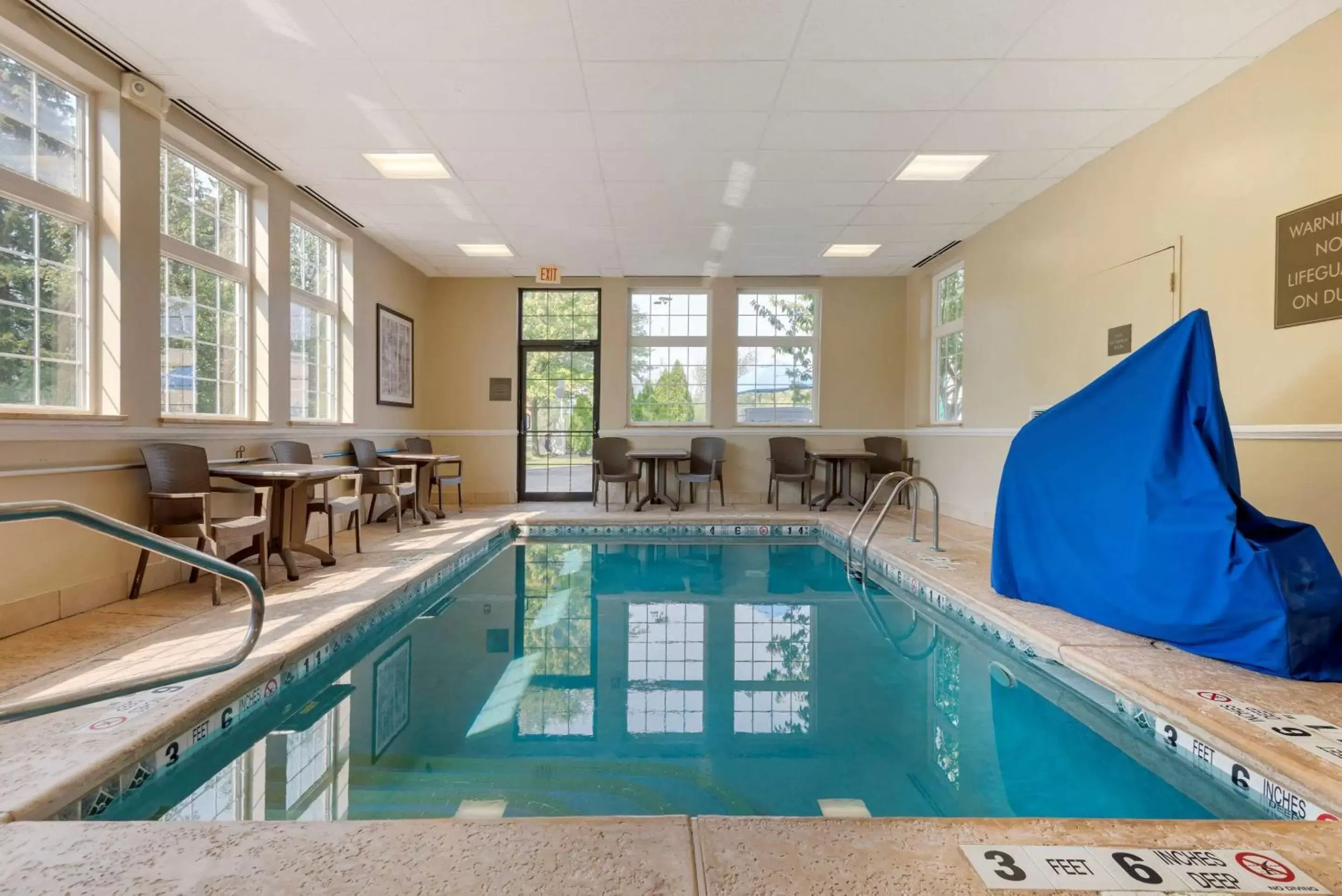 Swimming Pool in Comfort Inn University