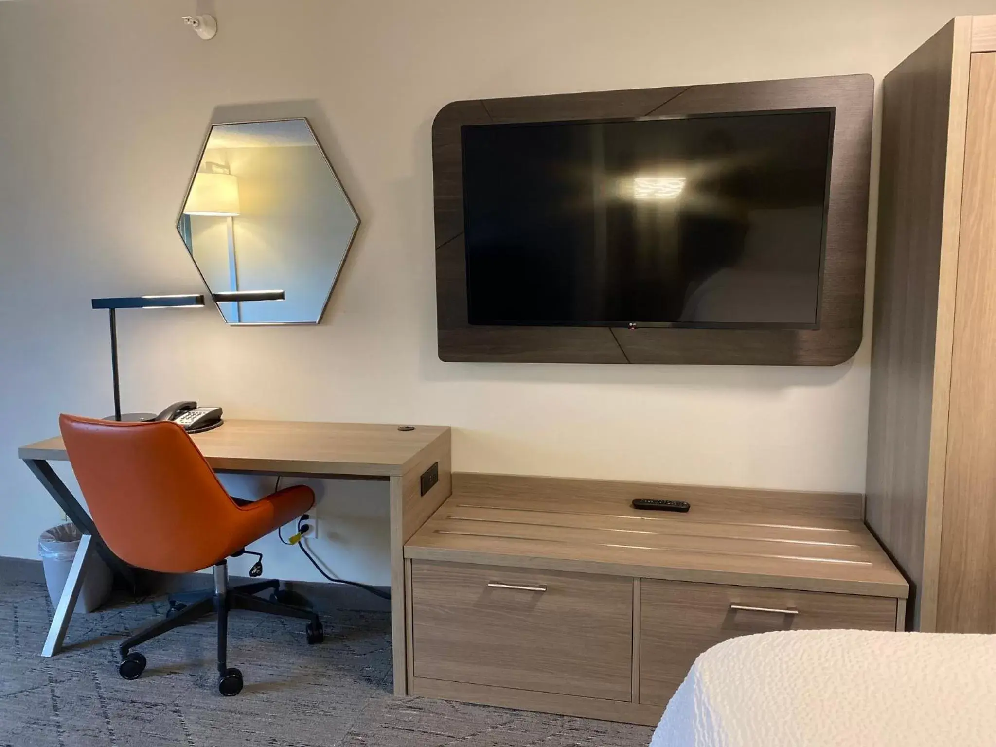 Photo of the whole room, TV/Entertainment Center in Holiday Inn Express Plymouth, an IHG Hotel