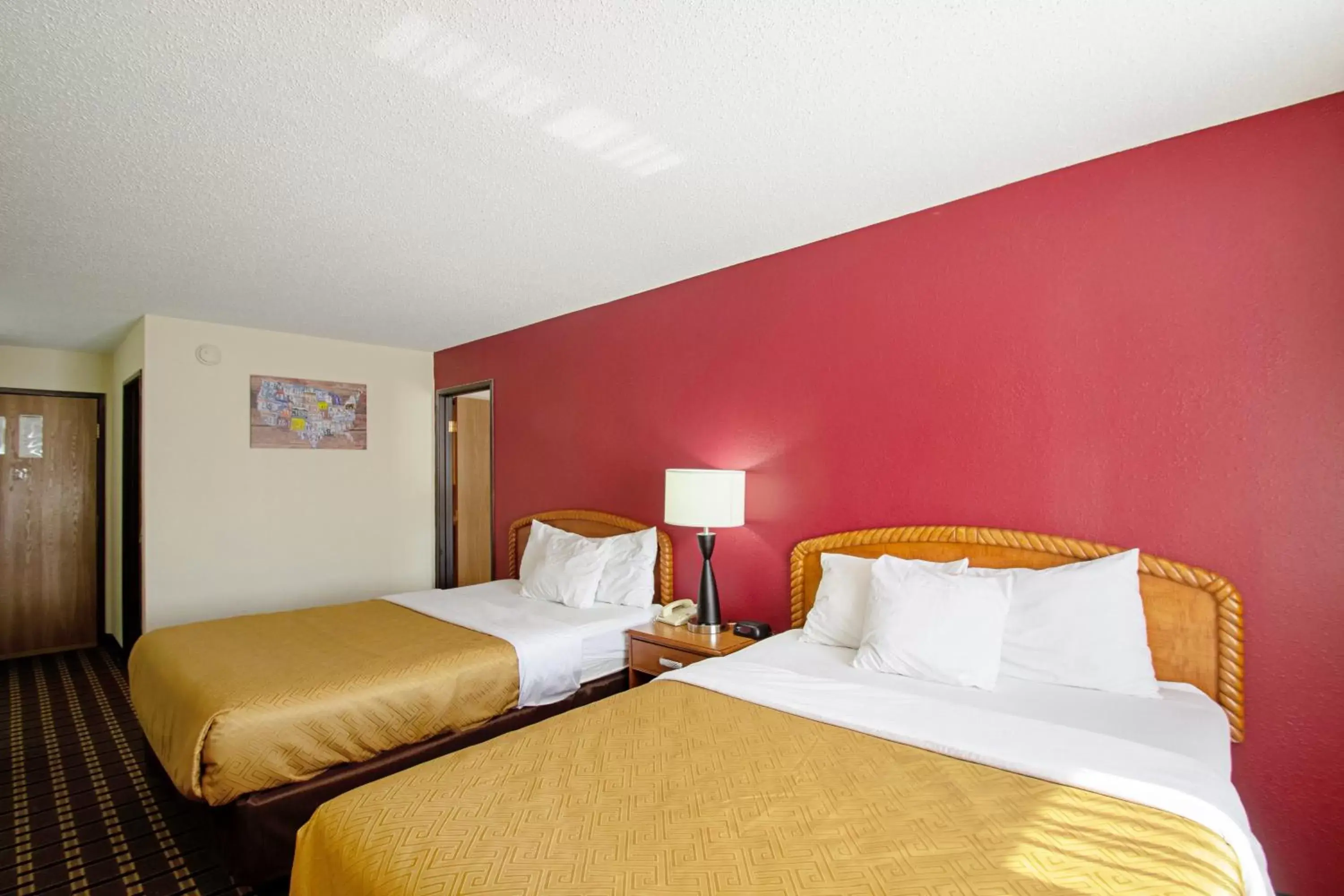 Bed in Econo Lodge Inn & Suites