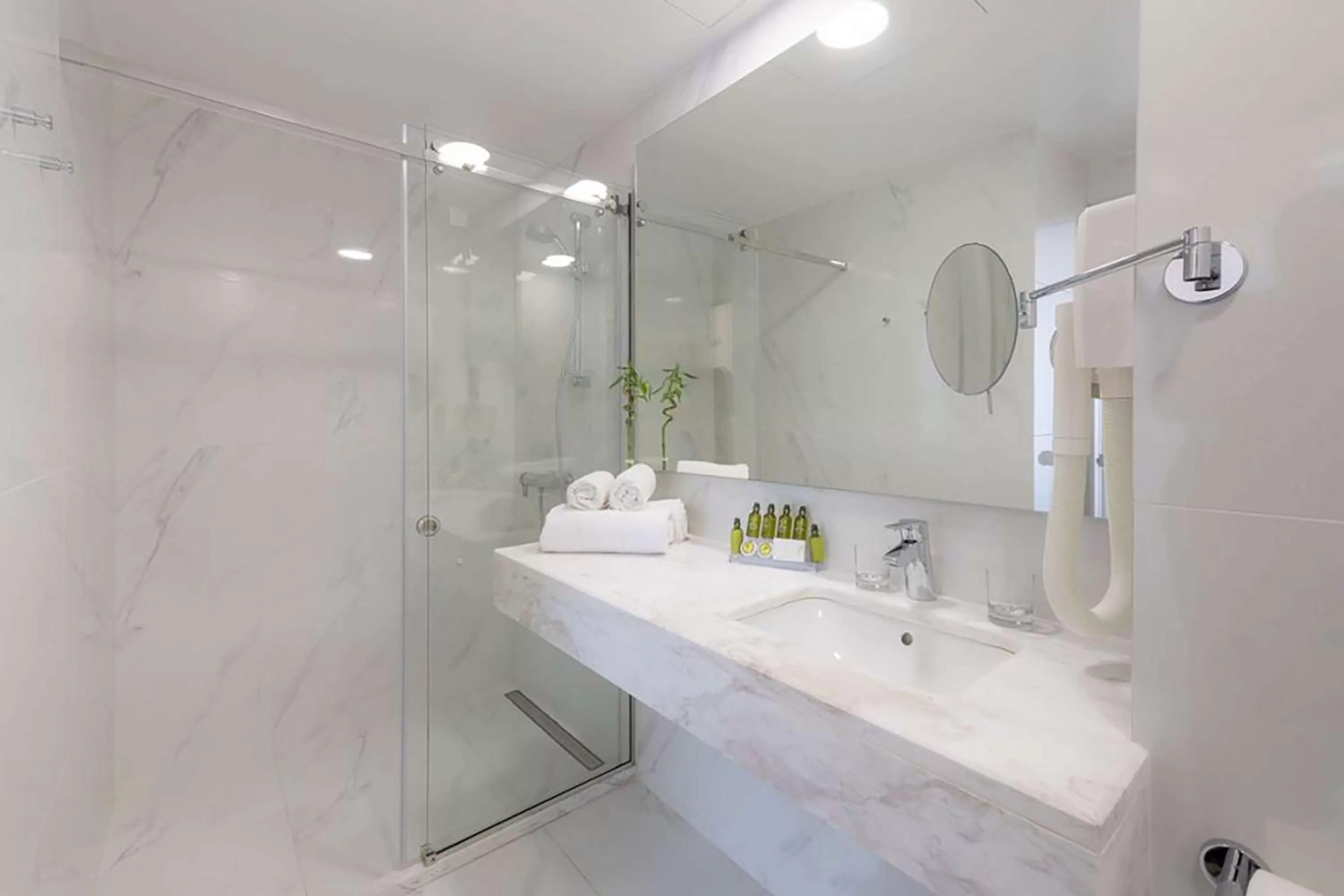 Family Room with Three Singled Beds - Non-Smoking in Dorian Inn - Sure Hotel Collection by Best Western