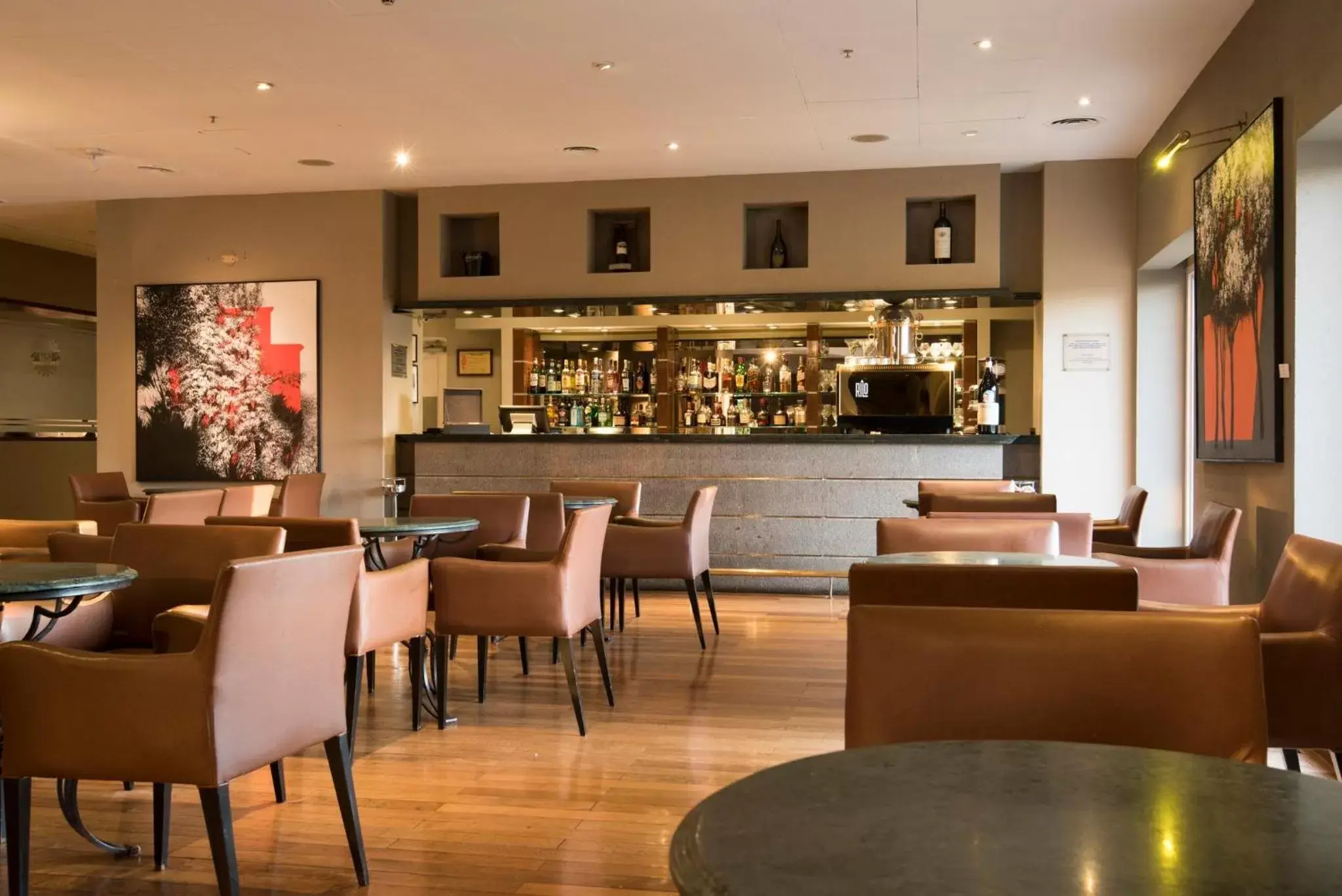 Lounge or bar, Lounge/Bar in Holiday Inn Cordoba, an IHG Hotel
