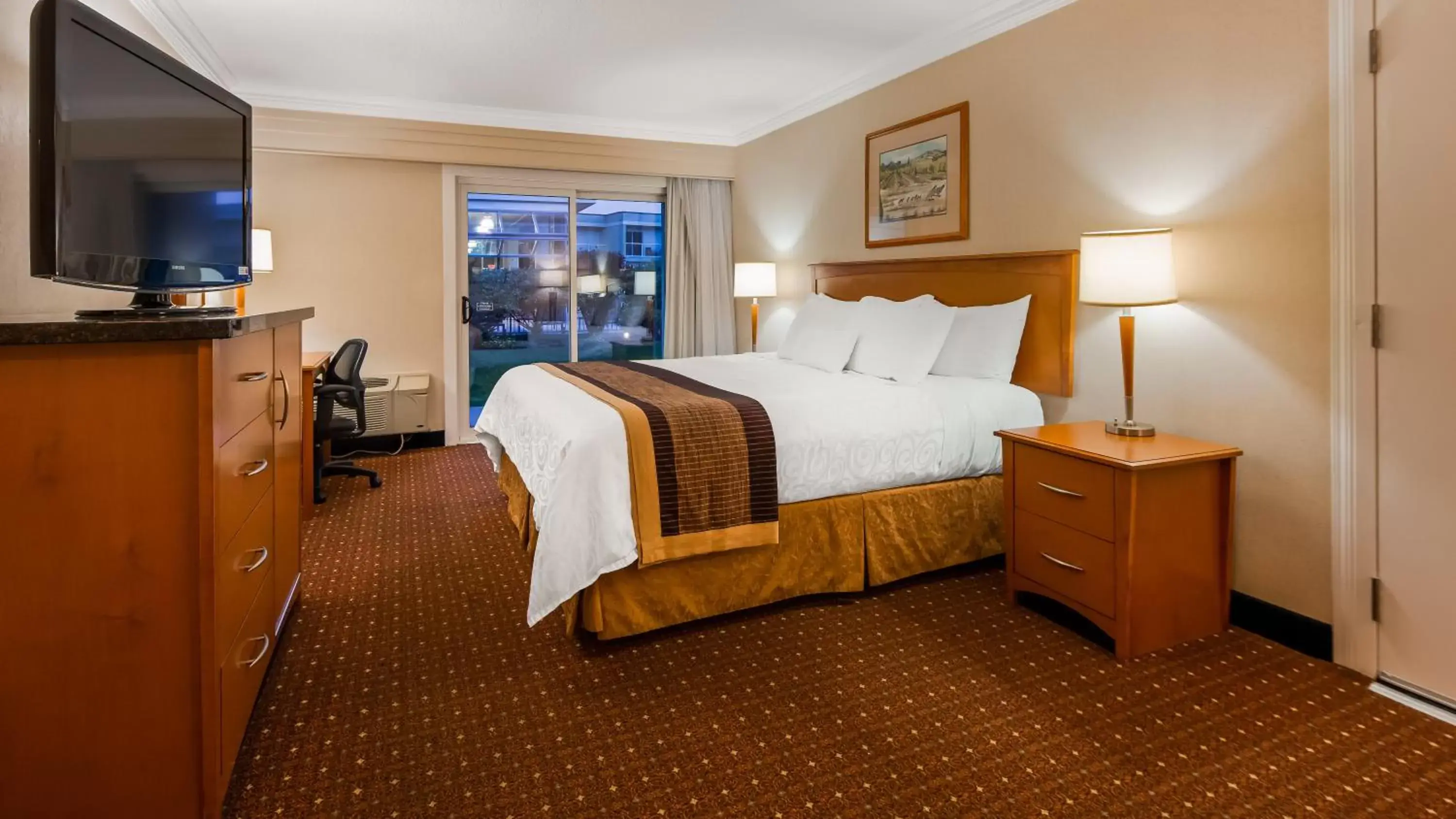 Bedroom, Bed in Best Western Plus Kelowna Hotel & Suites