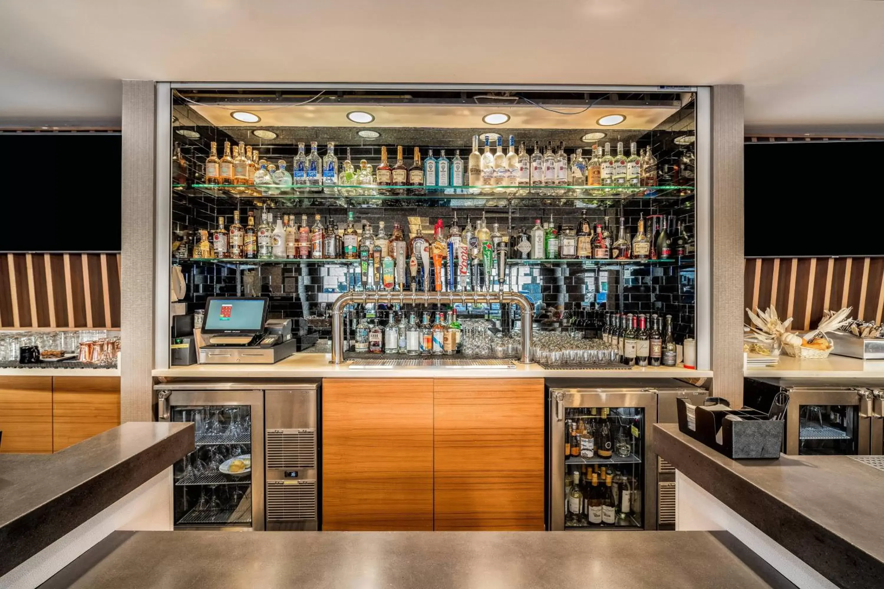 Restaurant/places to eat, Lounge/Bar in SpringHill Suites by Marriott Oakland Airport