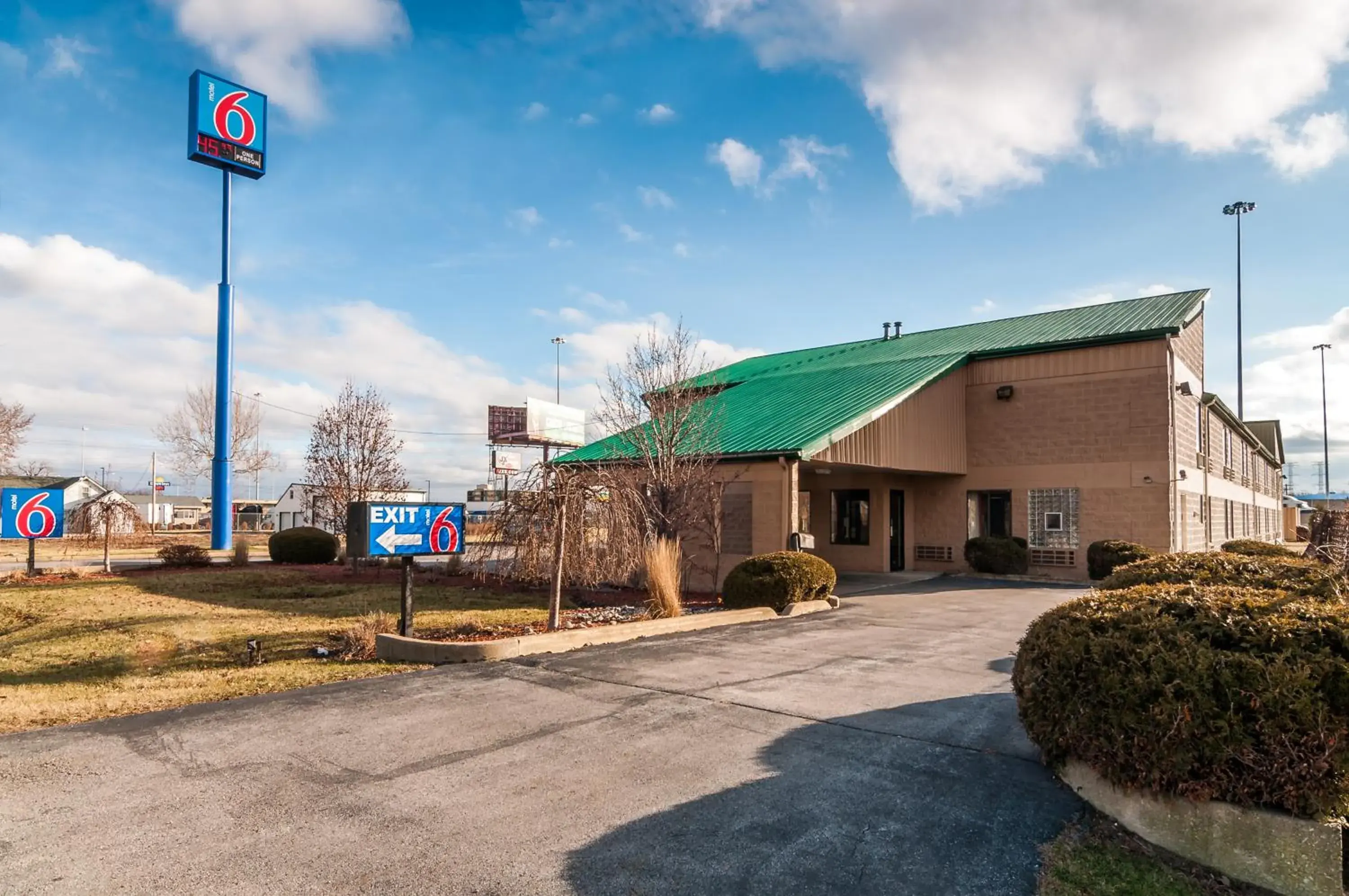 Facade/entrance, Property Building in Motel 6-Lansing, IL - Chicago South