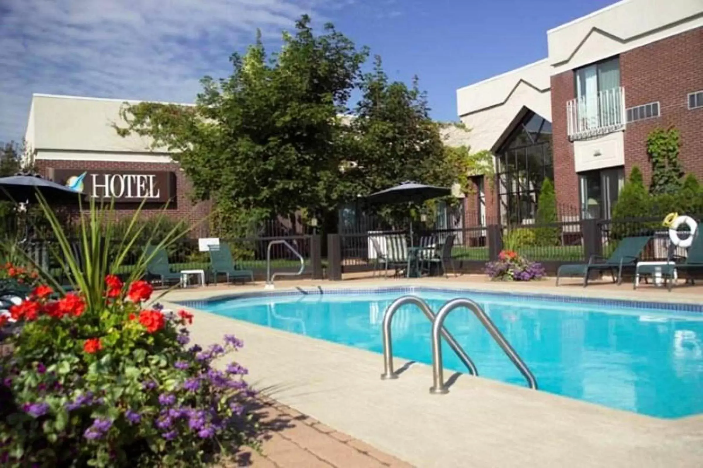 Swimming pool, Property Building in Hotel L'Oiseliere Montmagny