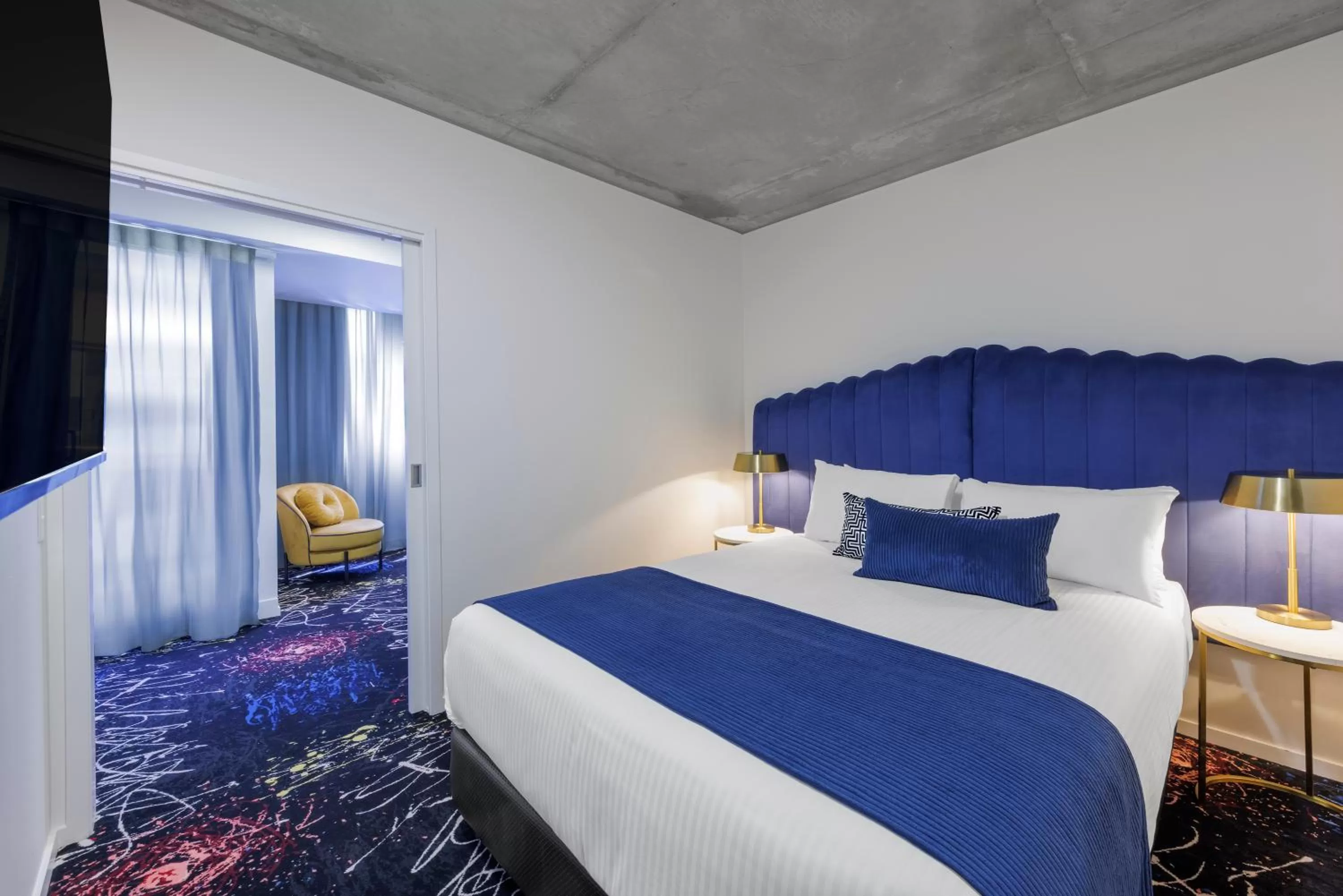 Bed in Mercure Melbourne St Kilda Road