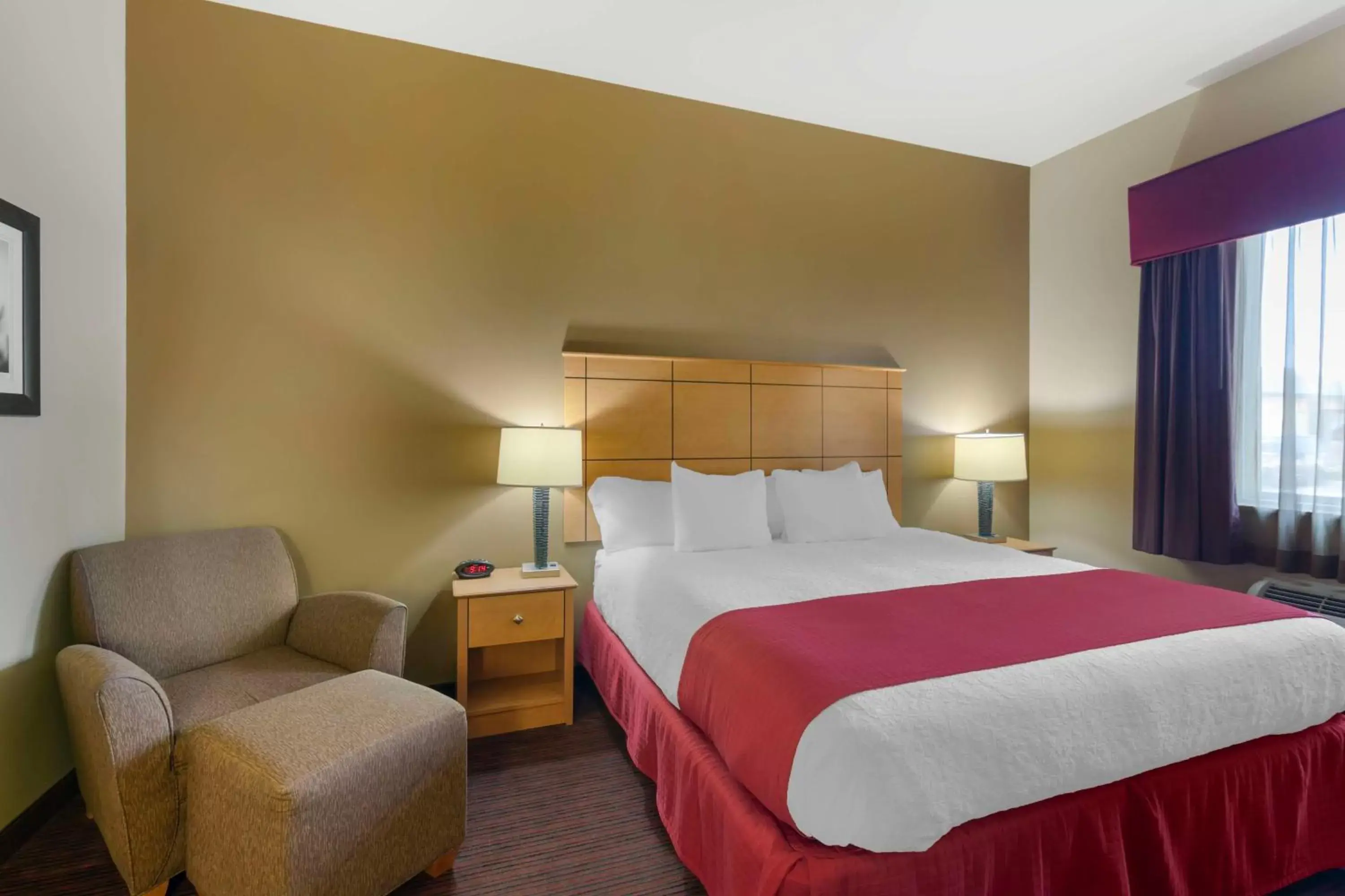 Bedroom, Bed in Best Western Golden Prairie Inn and Suites