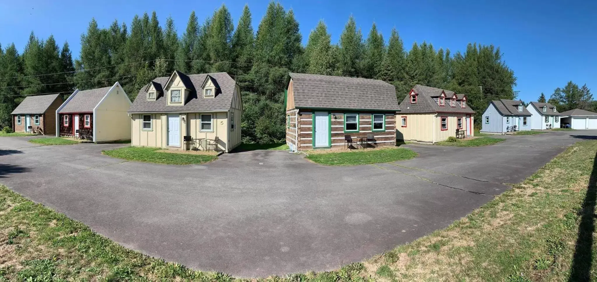 Quiet street view, Property Building in Auberge MicKy Inc