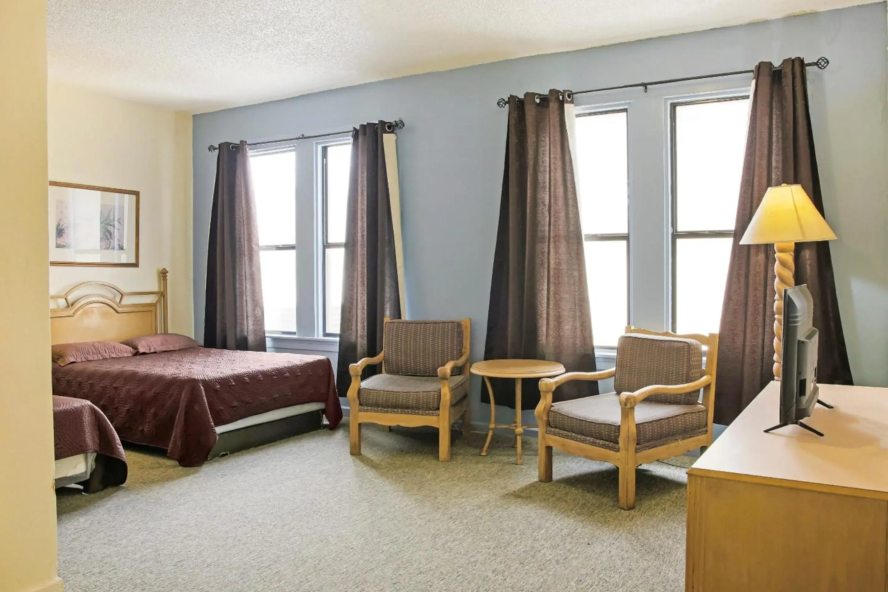 Bedroom, Seating Area in OYO Cameron Historic Hotel Brownsville I-69E