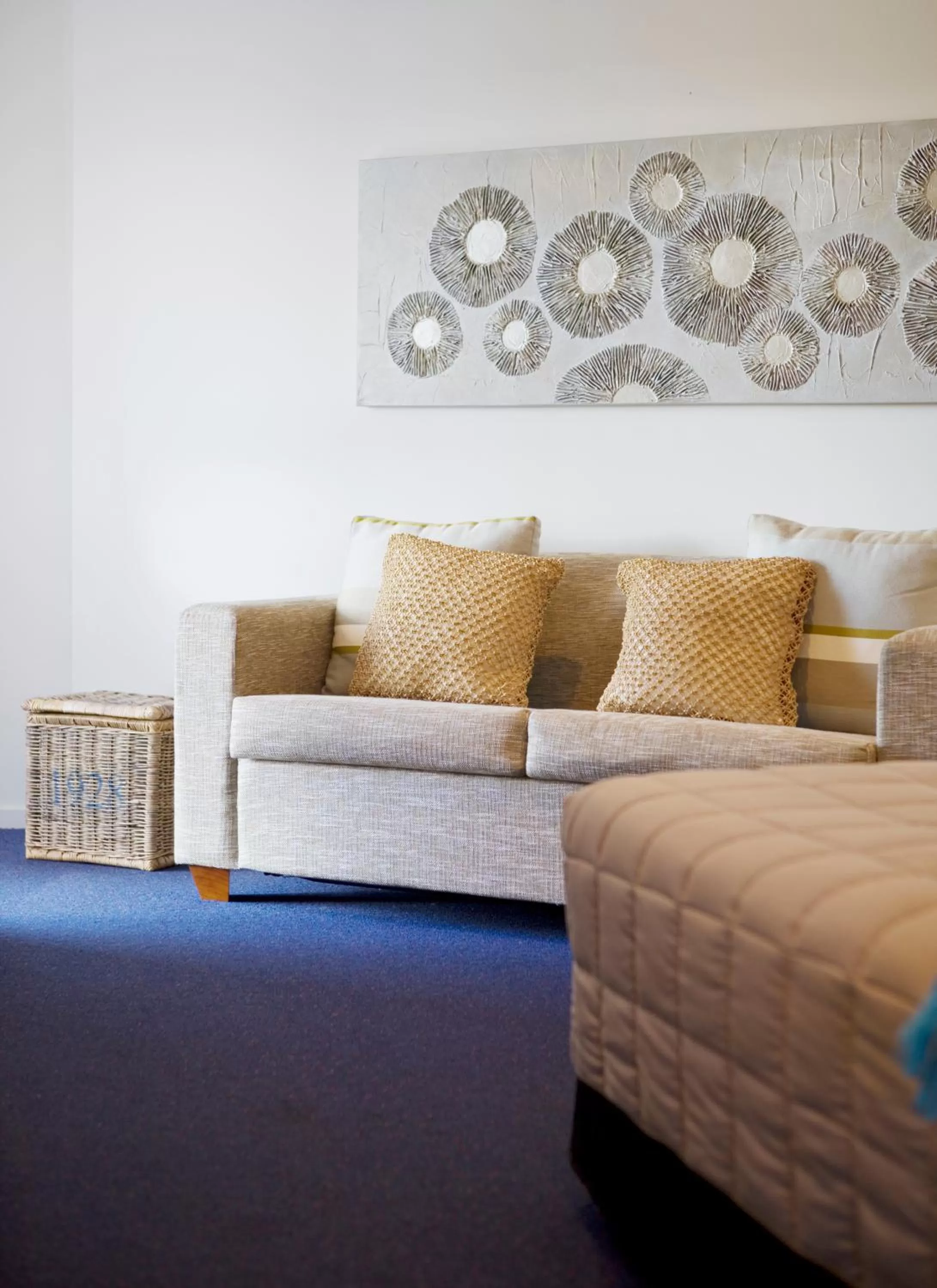 Seating area, Bed in Motel Oasis