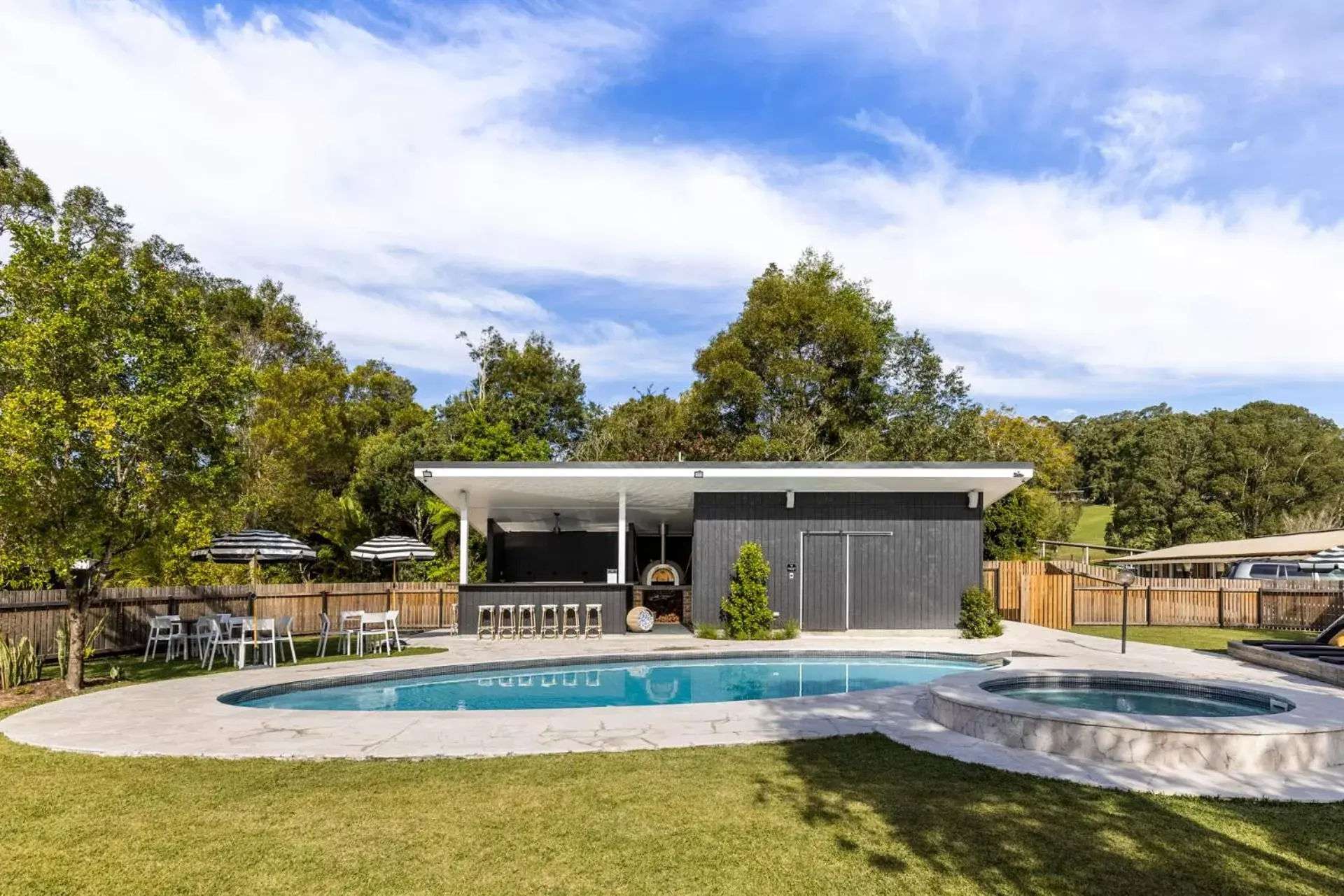 Lounge or bar, Swimming Pool in The Lodge Bellingen
