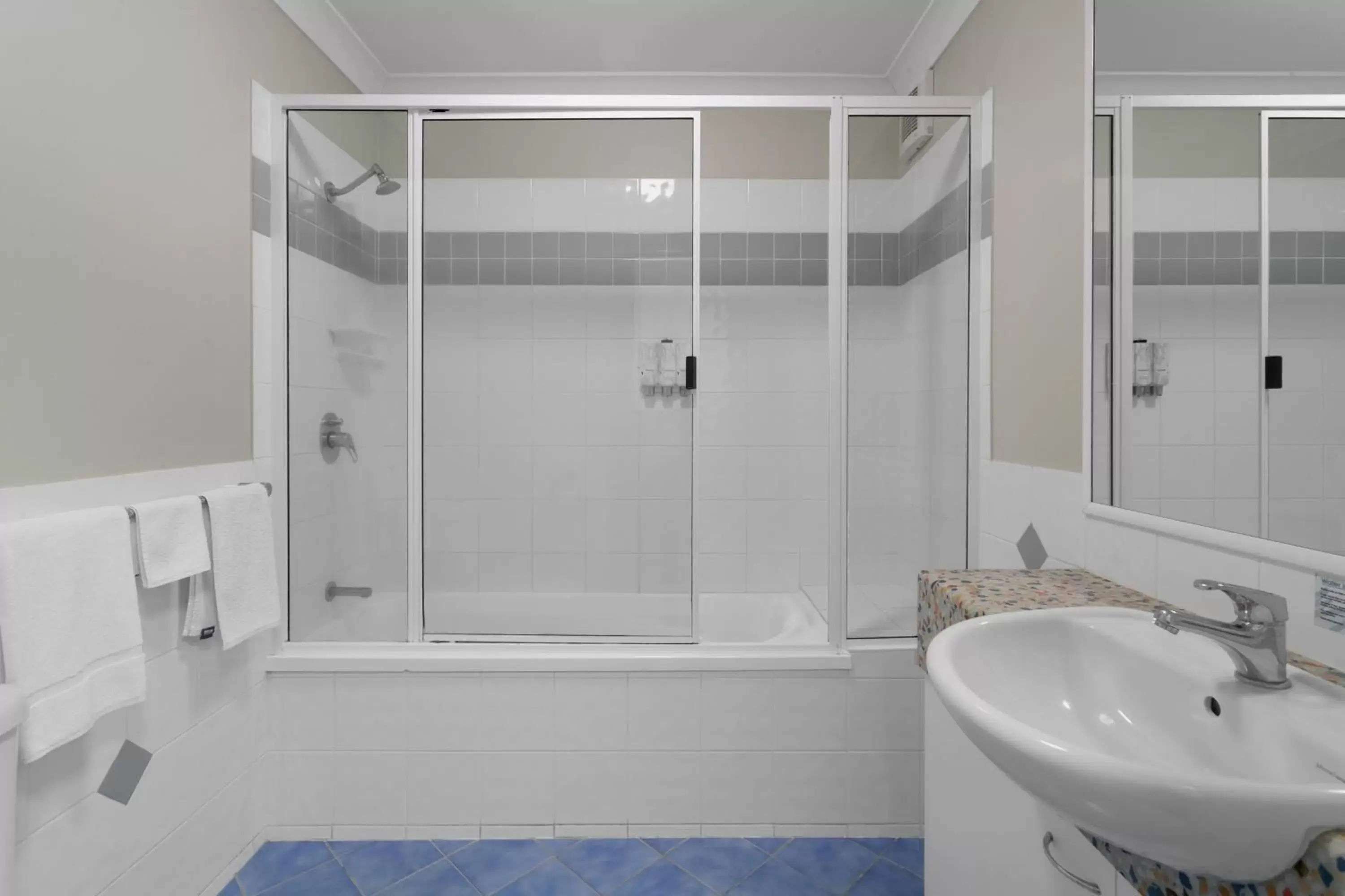 Shower, Bathroom in Mackay Resort Motel