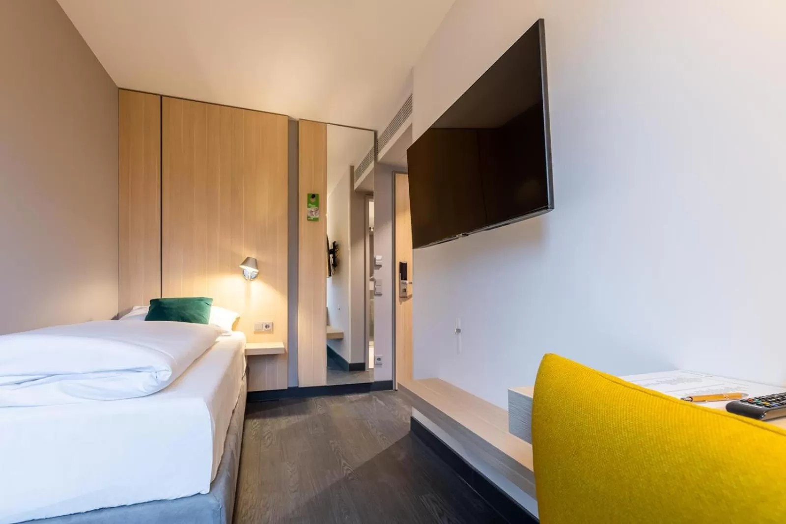 Photo of the whole room, Bed in Serways Hotel Hösel