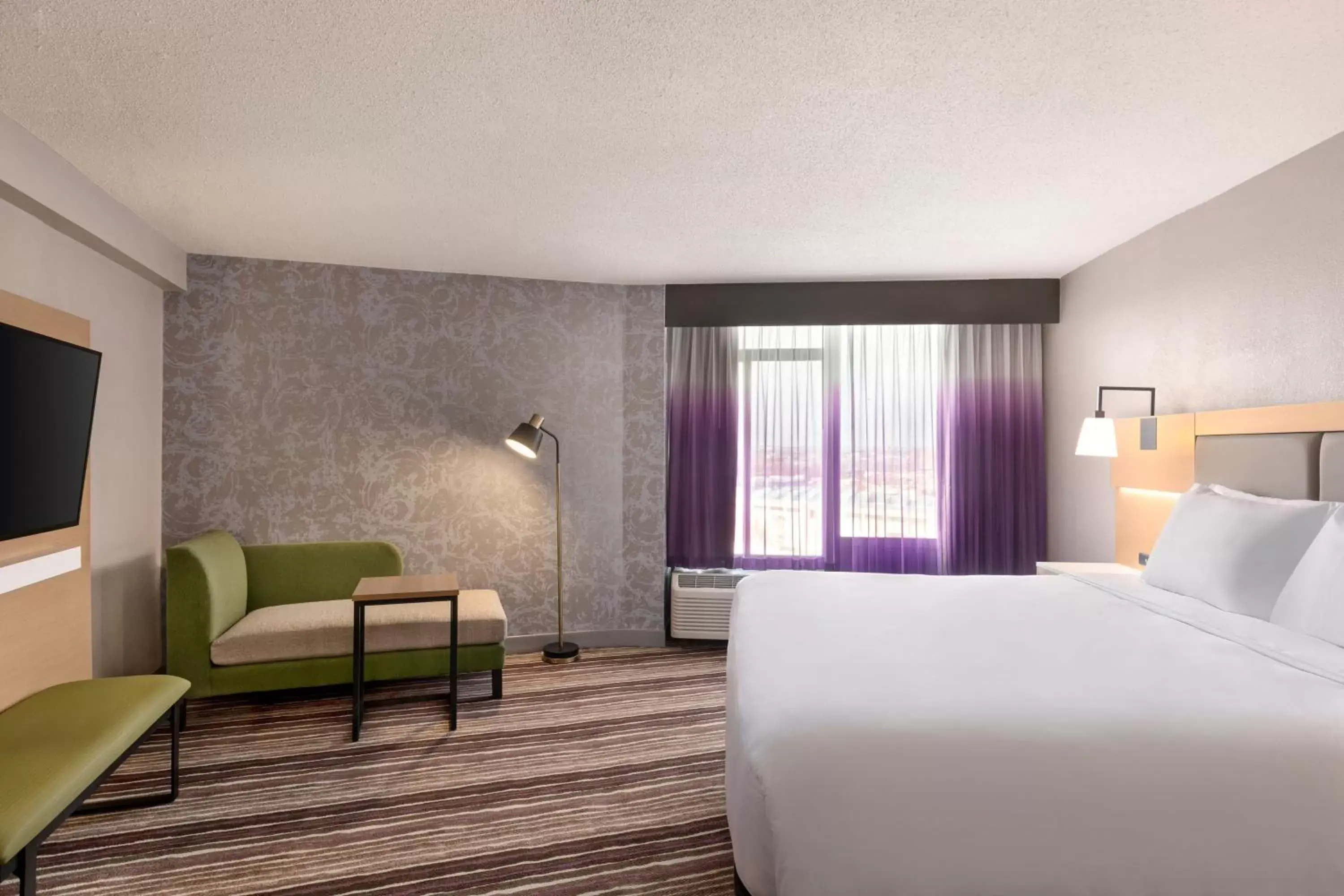 Guests, Bed in Holiday Inn Philadelphia Arpt-Stadium Area by IHG Guests, Bed in Holiday Inn Philadelphia Arpt-Stadium Area by IHG