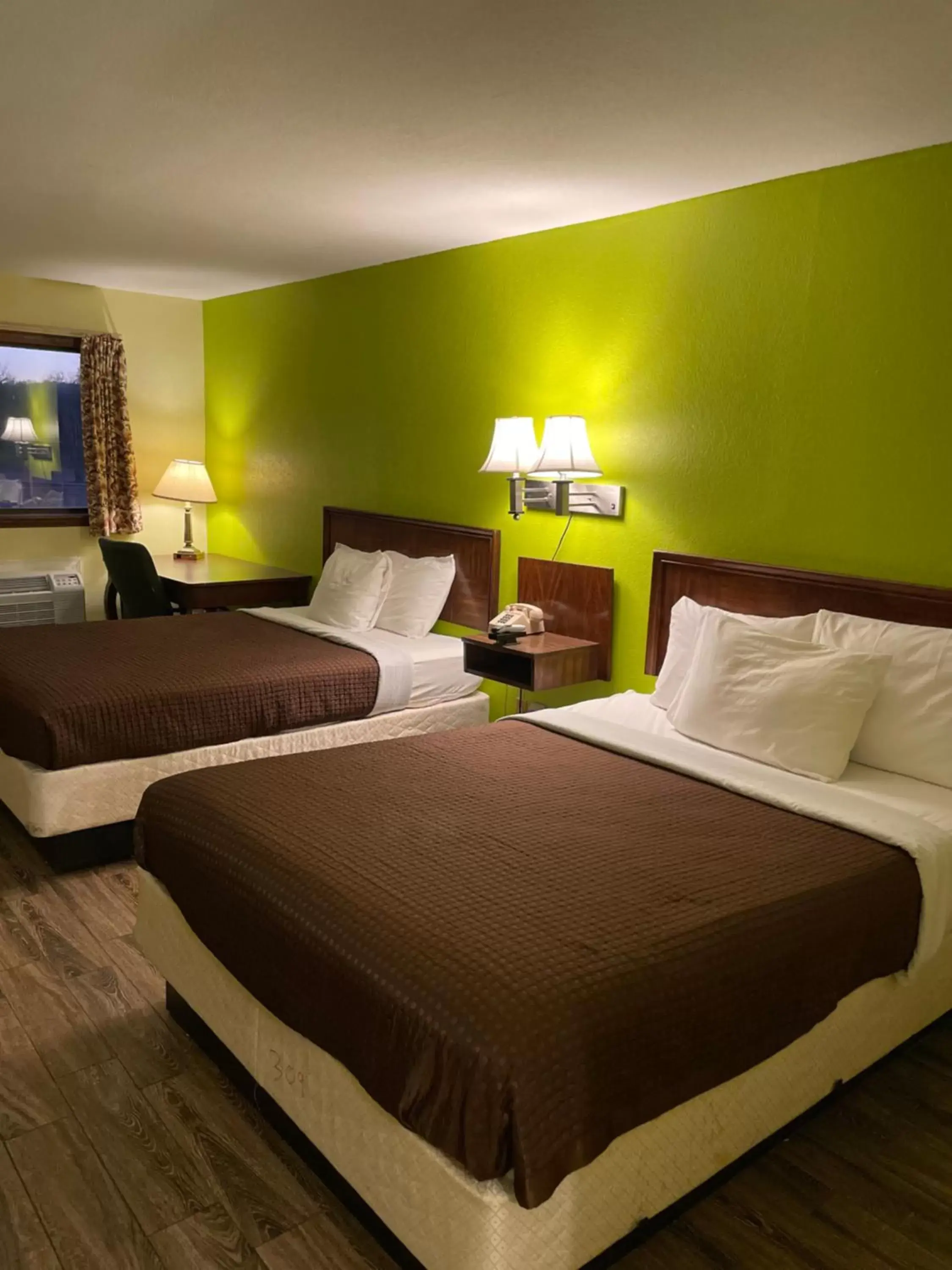 Bedroom, Bed in Linder Motor Lodge Bedroom, Bed in Linder Motor Lodge