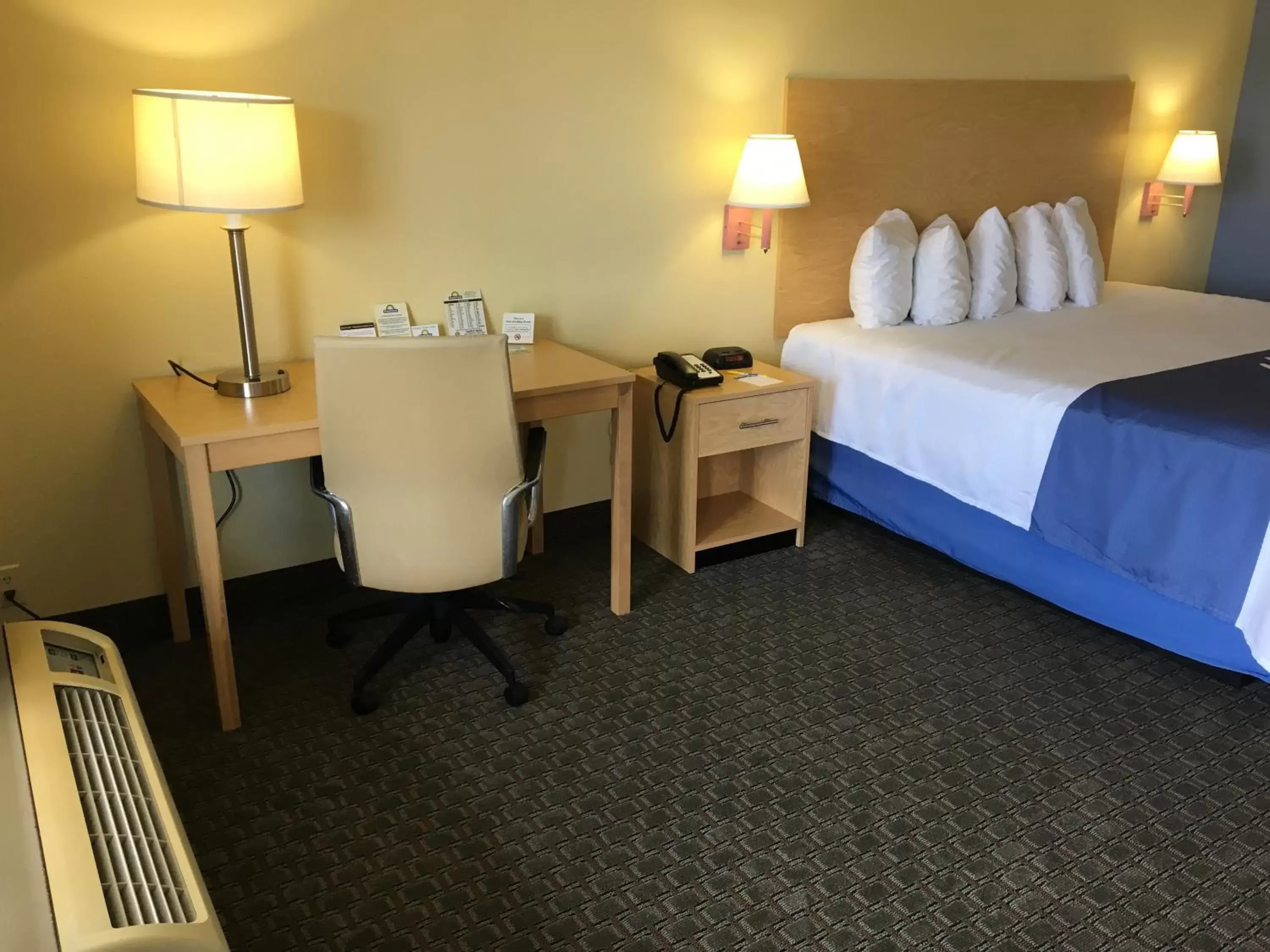 Bedroom, Bed in Days Inn by Wyndham Crystal River